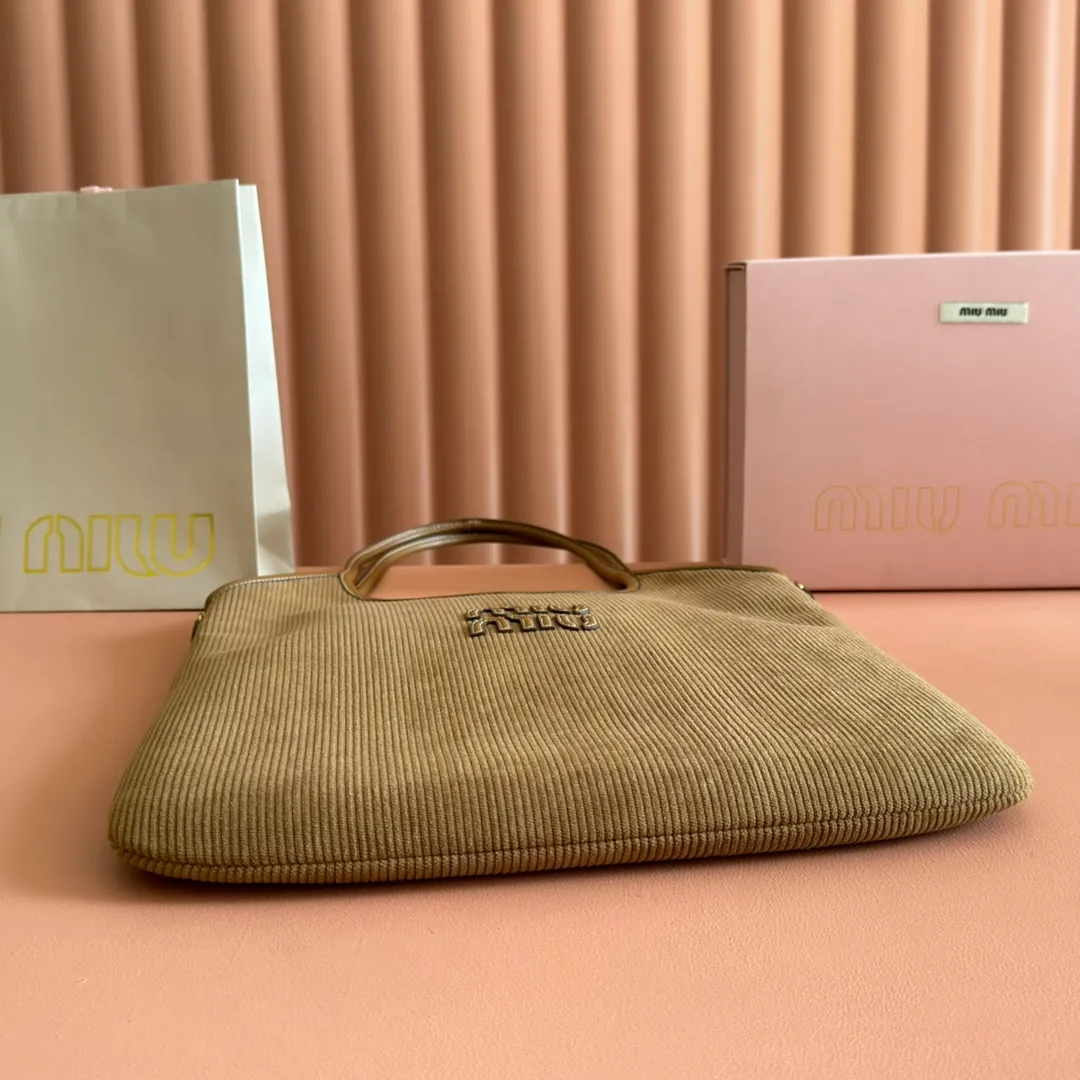 p1300💋💋💋【Full package with counter】Miu Women's IVY Corduroy Tote Shoulder Bag This classic tote bag is decorated with the Miu Miu letter logo, highlighting the classic style and being very recognizable. Simple underarm tote bag 🖤 The same color leather letter logo adds a unique and classic style! Gold hardware, leather lettering logo on front! Lined with zip pocket accents! Size: 35x40cm Style number: 500231