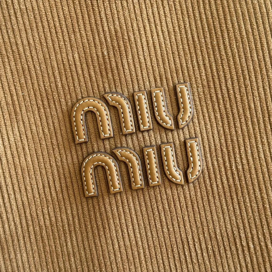 p1300💋💋💋【Full package with counter】Miu Women's IVY Corduroy Tote Shoulder Bag This classic tote bag is decorated with the Miu Miu letter logo, highlighting the classic style and being very recognizable. Simple underarm tote bag 🖤 The same color leather letter logo adds a unique and classic style! Gold hardware, leather lettering logo on front! Lined with zip pocket accents! Size: 35x40cm Style number: 500231