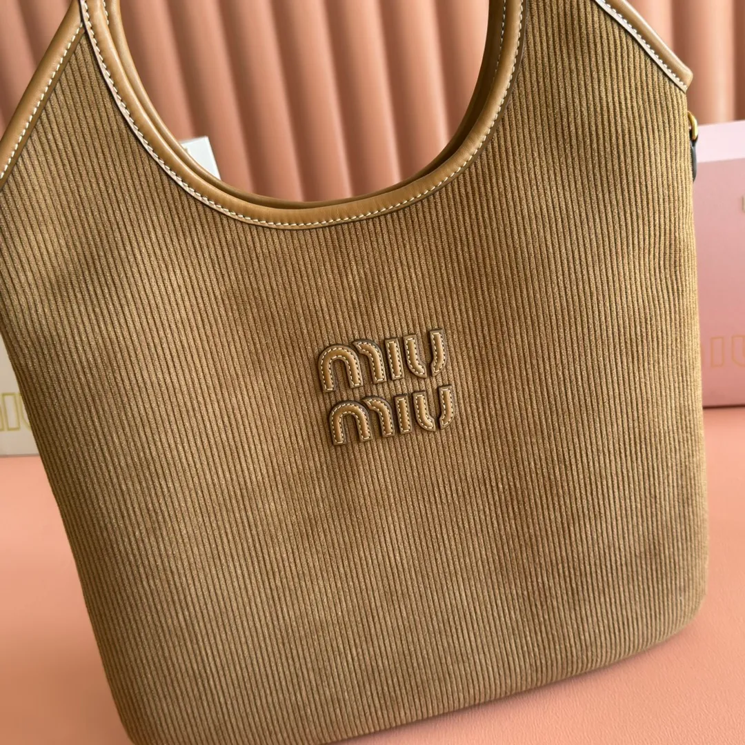 p1300💋💋💋【Full package with counter】Miu Women's IVY Corduroy Tote Shoulder Bag This classic tote bag is decorated with the Miu Miu letter logo, highlighting the classic style and being very recognizable. Simple underarm tote bag 🖤 The same color leather letter logo adds a unique and classic style! Gold hardware, leather lettering logo on front! Lined with zip pocket accents! Size: 35x40cm Style number: 500231