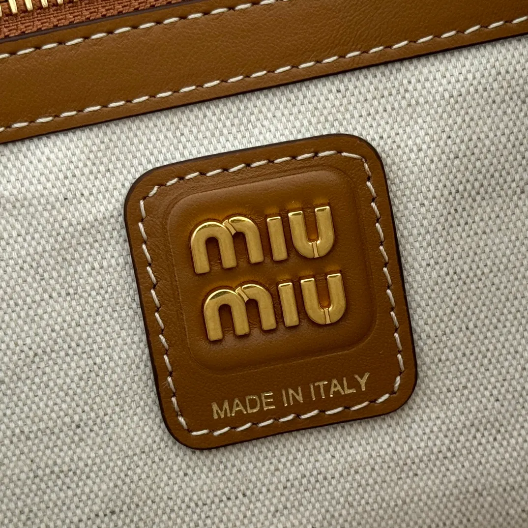 p1300💋💋💋【Full package with counter】Miu Women's IVY Corduroy Tote Shoulder Bag This classic tote bag is decorated with the Miu Miu letter logo, highlighting the classic style and being very recognizable. Simple underarm tote bag 🖤 The same color leather letter logo adds a unique and classic style! Gold hardware, leather lettering logo on front! Lined with zip pocket accents! Size: 35x40cm Style number: 500231