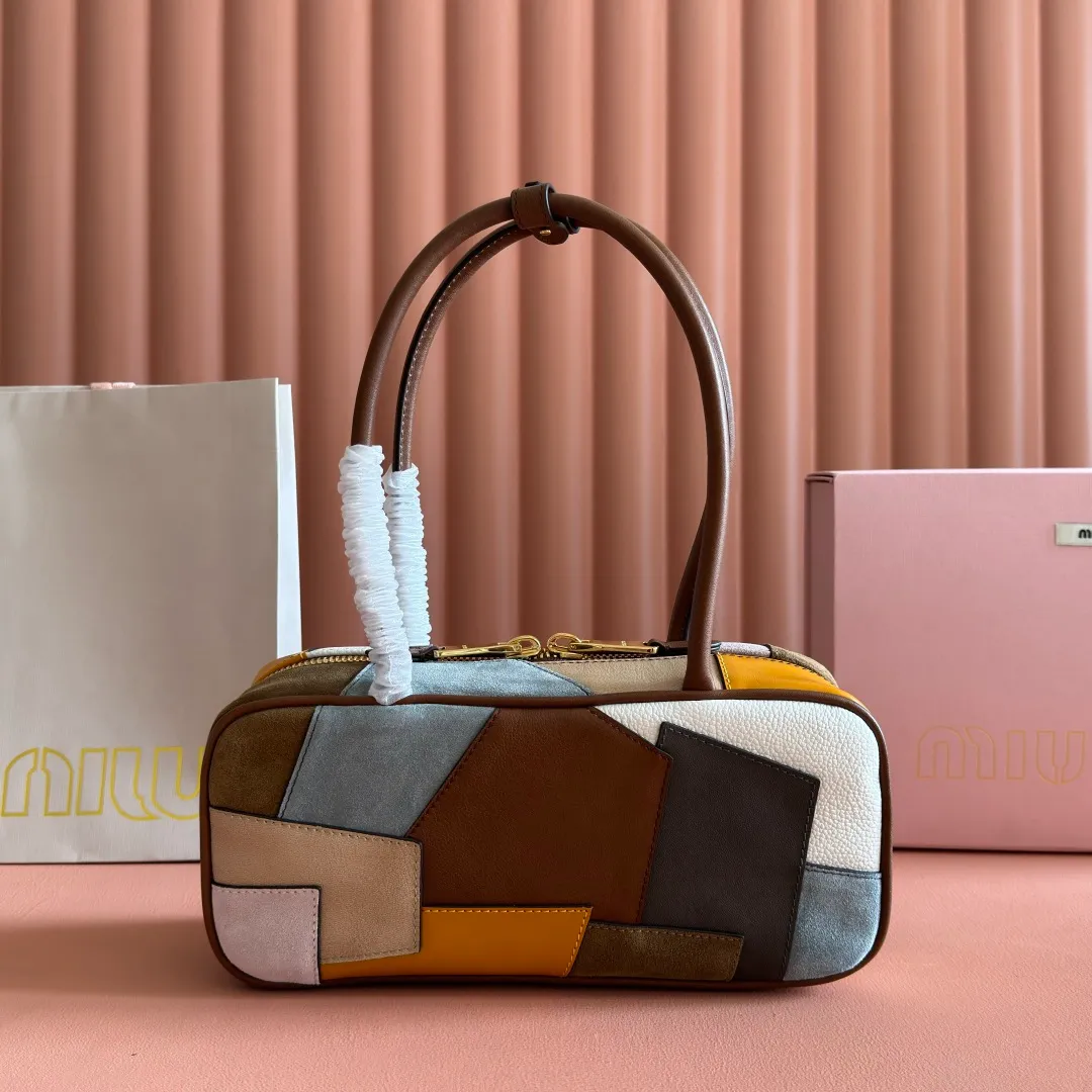 p1900💋💋💋【Premium hardware original leather】Beau cow leather and sheep leather patchwork handbag ~ handbag/shoulder bag ~ brown patchwork This Beau handbag presents a slightly retro style, while highlighting modern personality through patches. The letter logo highlights the brand's classic character. Size: W28×H15×D9cm Number: 5BB173 5BB147