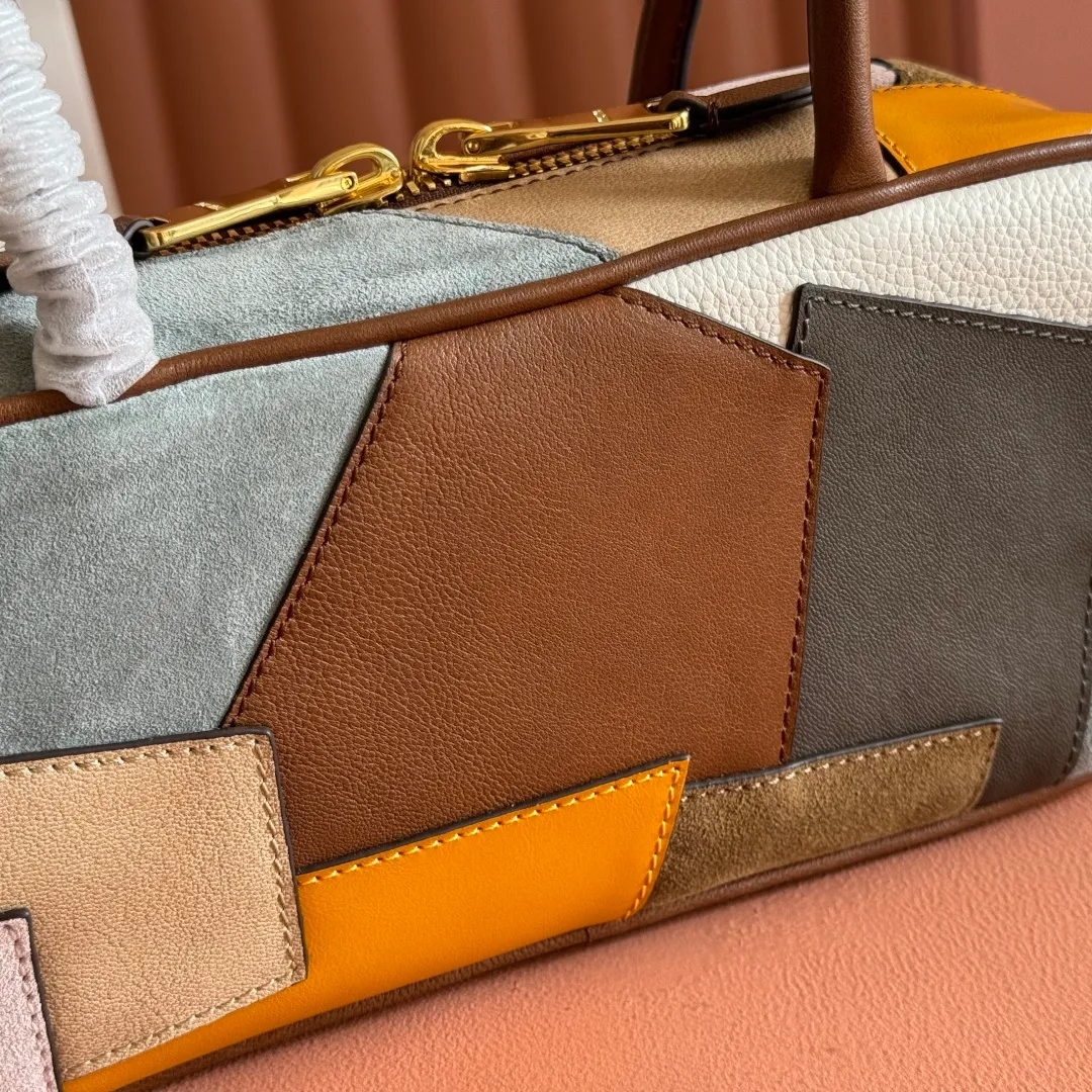 p1900💋💋💋【Premium hardware original leather】Beau cow leather and sheep leather patchwork handbag ~ handbag/shoulder bag ~ brown patchwork This Beau handbag presents a slightly retro style, while highlighting modern personality through patches. The letter logo highlights the brand's classic character. Size: W28×H15×D9cm Number: 5BB173 5BB147