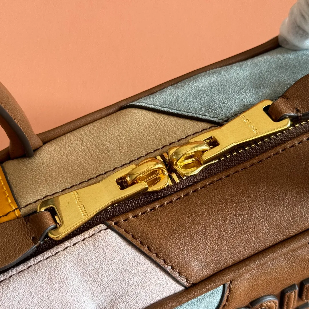 p1900💋💋💋【Premium hardware original leather】Beau cow leather and sheep leather patchwork handbag ~ handbag/shoulder bag ~ brown patchwork This Beau handbag presents a slightly retro style, while highlighting modern personality through patches. The letter logo highlights the brand's classic character. Size: W28×H15×D9cm Number: 5BB173 5BB147