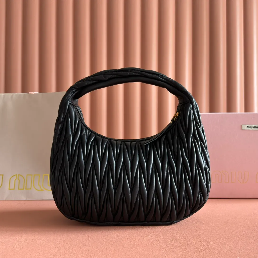 p1800💋💋💋【Full set of packaging at the counter】The new MiuWander handbag is made of imported lambskin classic brand's iconic Matelasse texture embroidery, retro frosted hardware, and the use of round curves to retain the playful feel it should have. The overall shape of the bag is stiff and stylish, full of personality, can be sweet or salty, and the capacity can be light. Almost everyone in the major fashionistas has one, size: 29 X 24 X 10 5bc108