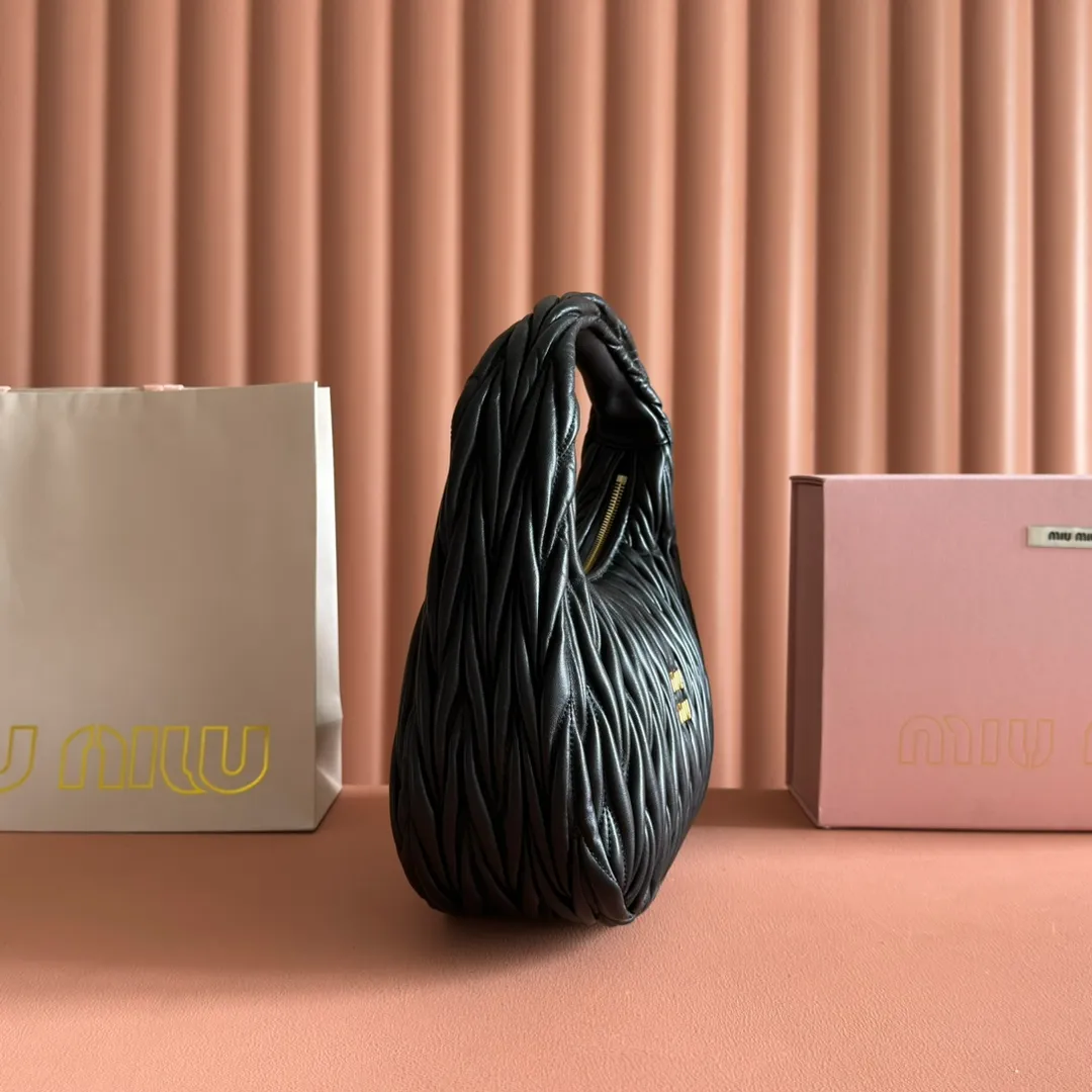 p1800💋💋💋【Full set of packaging at the counter】The new MiuWander handbag is made of imported lambskin classic brand's iconic Matelasse texture embroidery, retro frosted hardware, and the use of round curves to retain the playful feel it should have. The overall shape of the bag is stiff and stylish, full of personality, can be sweet or salty, and the capacity can be light. Almost everyone in the major fashionistas has one, size: 29 X 24 X 10 5bc108