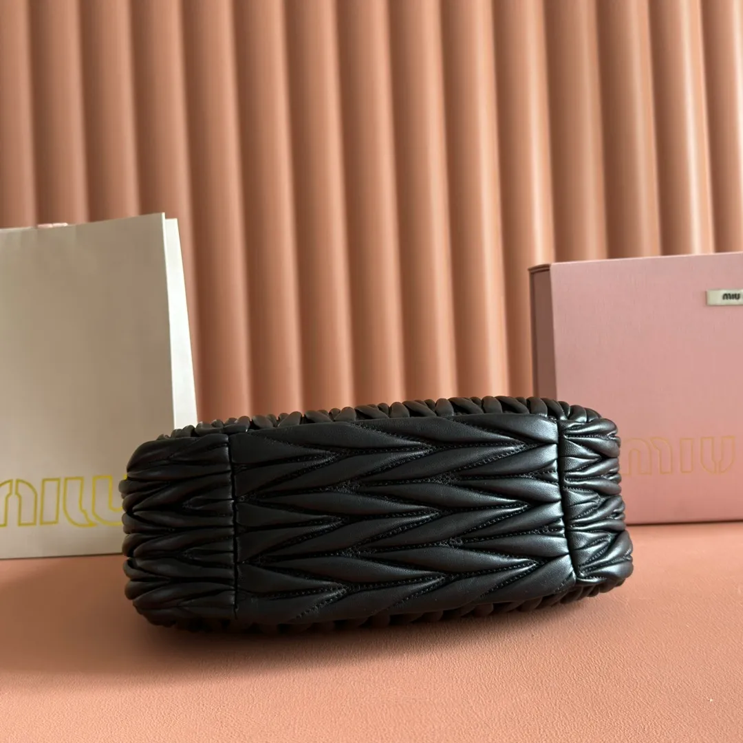 p1800💋💋💋【Full set of packaging at the counter】The new MiuWander handbag is made of imported lambskin classic brand's iconic Matelasse texture embroidery, retro frosted hardware, and the use of round curves to retain the playful feel it should have. The overall shape of the bag is stiff and stylish, full of personality, can be sweet or salty, and the capacity can be light. Almost everyone in the major fashionistas has one, size: 29 X 24 X 10 5bc108