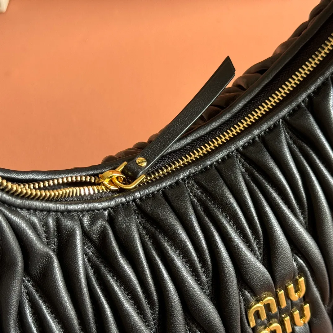p1800💋💋💋【Full set of packaging at the counter】The new MiuWander handbag is made of imported lambskin classic brand's iconic Matelasse texture embroidery, retro frosted hardware, and the use of round curves to retain the playful feel it should have. The overall shape of the bag is stiff and stylish, full of personality, can be sweet or salty, and the capacity can be light. Almost everyone in the major fashionistas has one, size: 29 X 24 X 10 5bc108