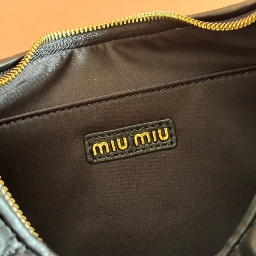 p1800💋💋💋【Full set of packaging at the counter】The new MiuWander handbag is made of imported lambskin classic brand's iconic Matelasse texture embroidery, retro frosted hardware, and the use of round curves to retain the playful feel it should have. The overall shape of the bag is stiff and stylish, full of personality, can be sweet or salty, and the capacity can be light. Almost everyone in the major fashionistas has one, size: 29 X 24 X 10 5bc108