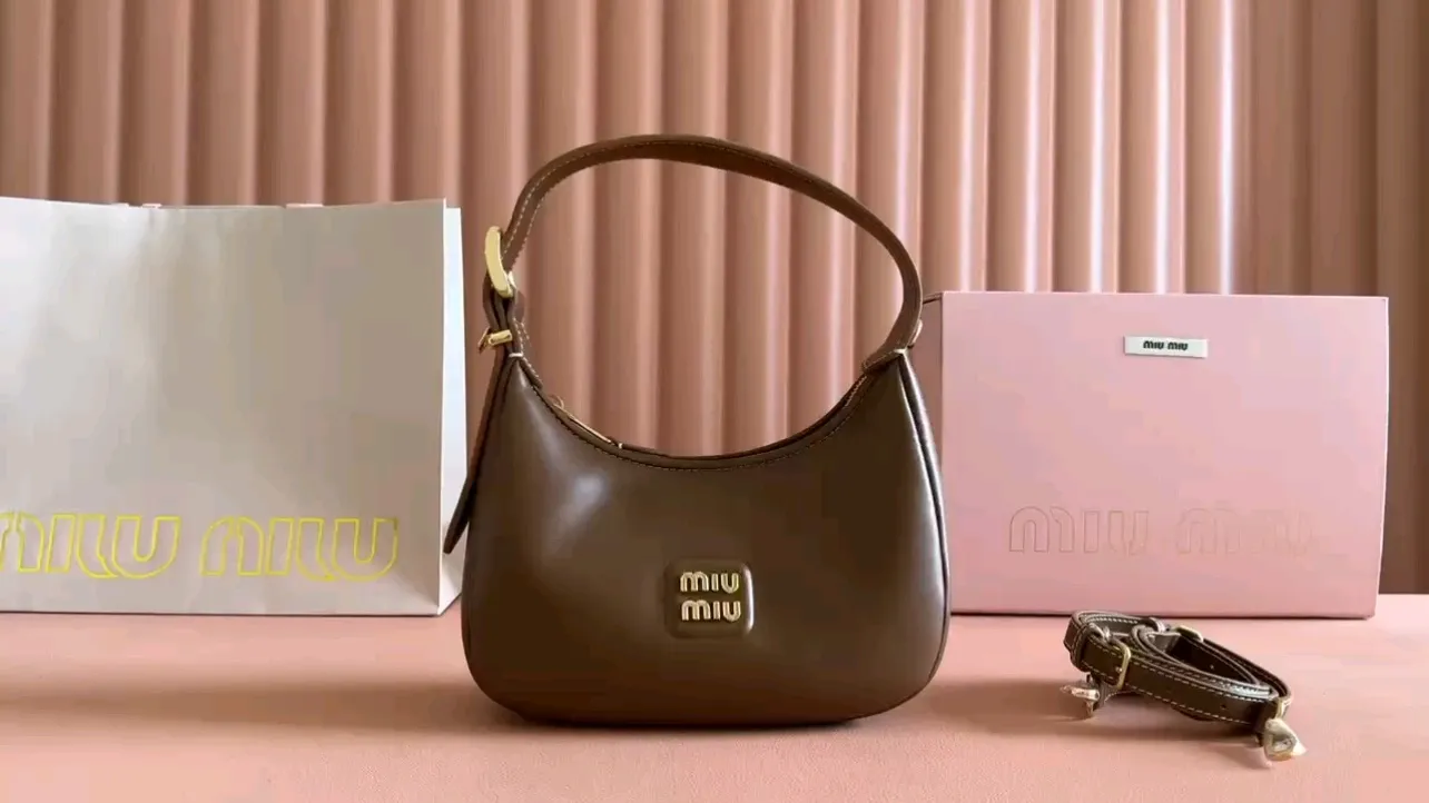 💋💋💋 Equipped with a full set of packaging at the counter [Super Grade Hardware Original Leather] Cow Leather Crescent Bag Handbag/Crossbody Bag No.: 5BP322