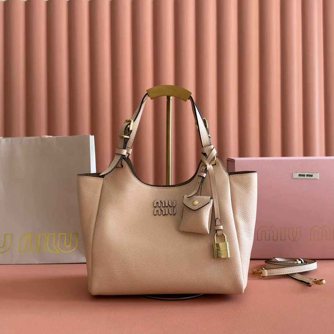 p1700💋💋💋【Full set of packaging at the counter】Miu Japanese pop-up tote bag, top-grade imported cowhide, high-end leather texture, elegant and retro, soft but not collapsed, with metal lock pendant, casual and lazy temperament, full of sweet and cool style, hand-sewn leather logo, details are online, suitable for commuting and shopping, practicality MAX Model: 5ba304 Dimensions: 25.5 X20 X13 cm