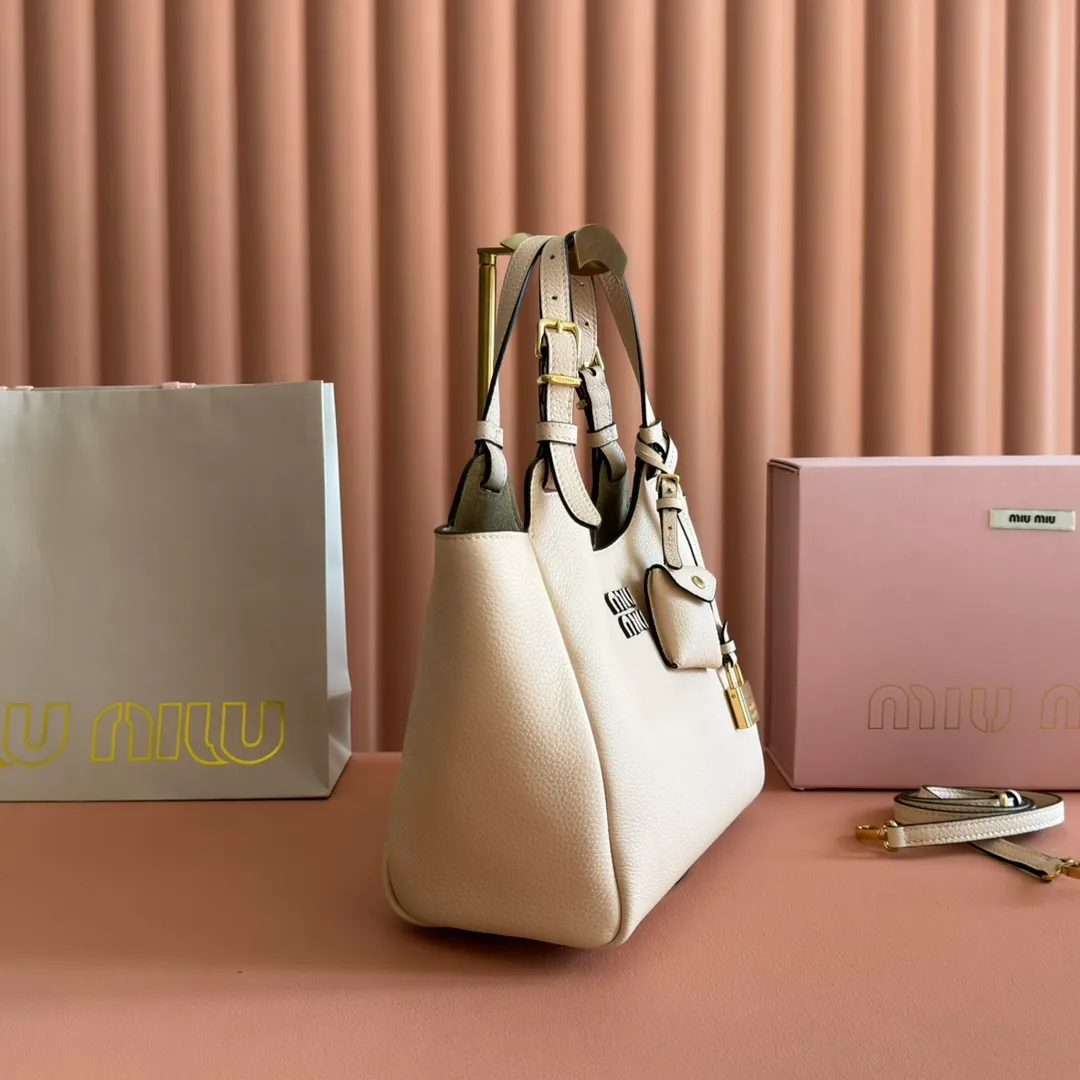p1700💋💋💋【Full set of packaging at the counter】Miu Japanese pop-up tote bag, top-grade imported cowhide, high-end leather texture, elegant and retro, soft but not collapsed, with metal lock pendant, casual and lazy temperament, full of sweet and cool style, hand-sewn leather logo, details are online, suitable for commuting and shopping, practicality MAX Model: 5ba304 Dimensions: 25.5 X20 X13 cm