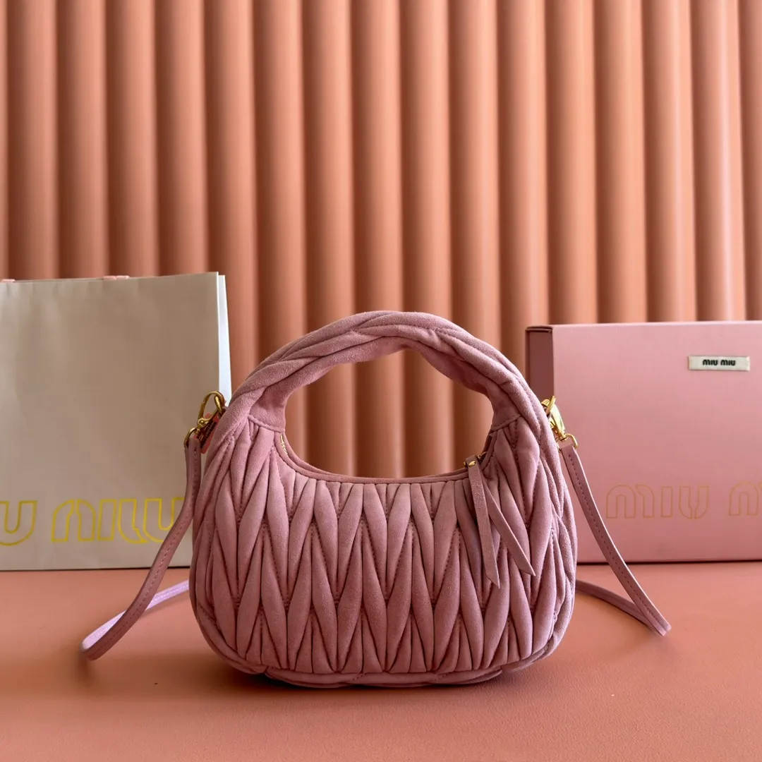 p1560💋💋💋【Premium hardware original leather】Wander Matelasse sheep leather Hobo handbag/crossbody bag ~ Wander handbag has become one of the classic accessories. This mini handbag is made of Matalasse sheep leather, using exquisite craftsmanship to create a three-dimensional effect, showing exquisite elegance. Presenting the Hobo bag style, blending retro style and modern elegance, it has become a new synonym for modern femininity. ～Golden hardware ～Zipper closure ～Metal lettering logo on the front ～Cotton satin lining Size: W20×H17×D6cm Number: _5BC125