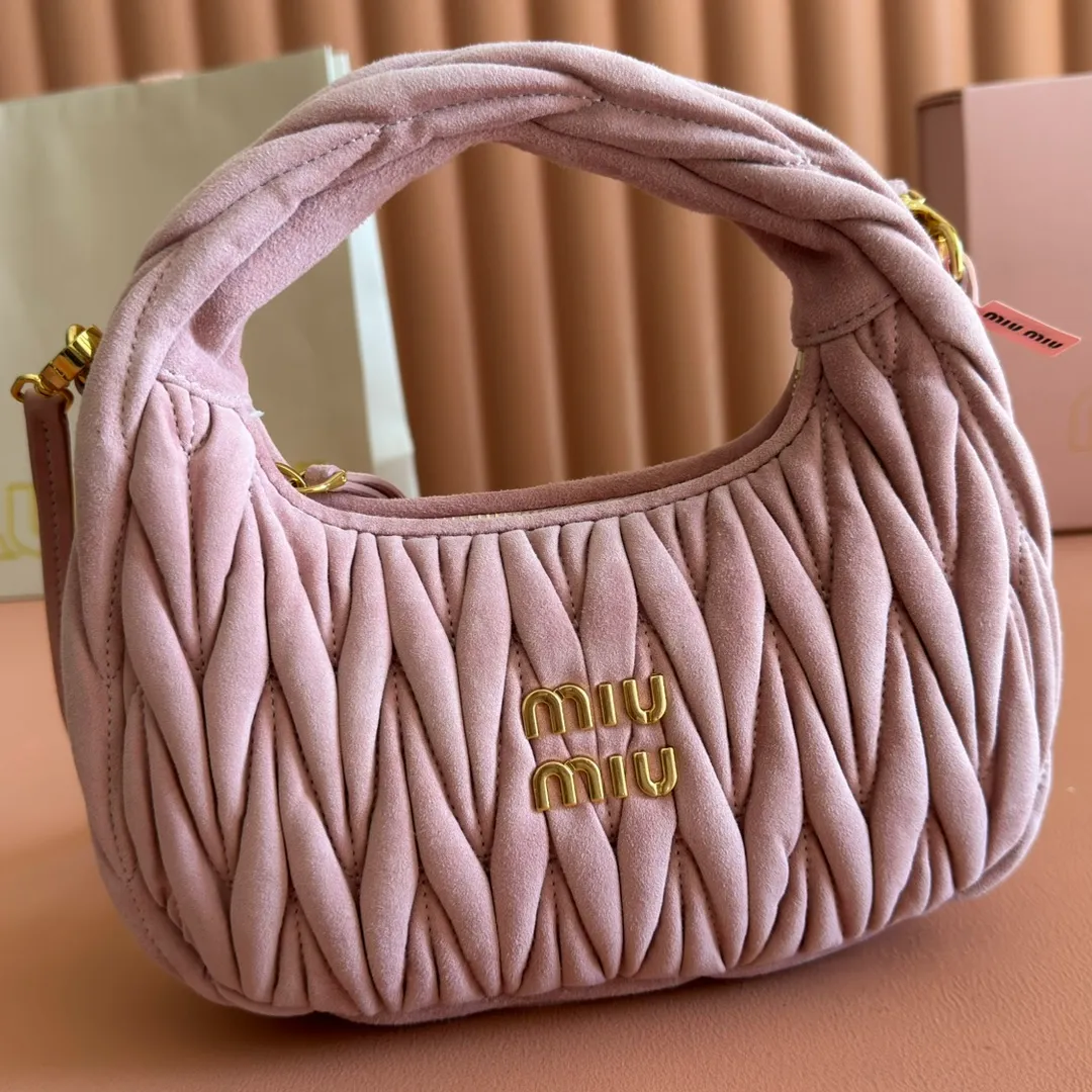 p1560💋💋💋【Premium hardware original leather】Wander Matelasse sheep leather Hobo handbag/crossbody bag ~ Wander handbag has become one of the classic accessories. This mini handbag is made of Matalasse sheep leather, using exquisite craftsmanship to create a three-dimensional effect, showing exquisite elegance. Presenting the Hobo bag style, blending retro style and modern elegance, it has become a new synonym for modern femininity. ～Golden hardware ～Zipper closure ～Metal lettering logo on the front ～Cotton satin lining Size: W20×H17×D6cm Number: _5BC125