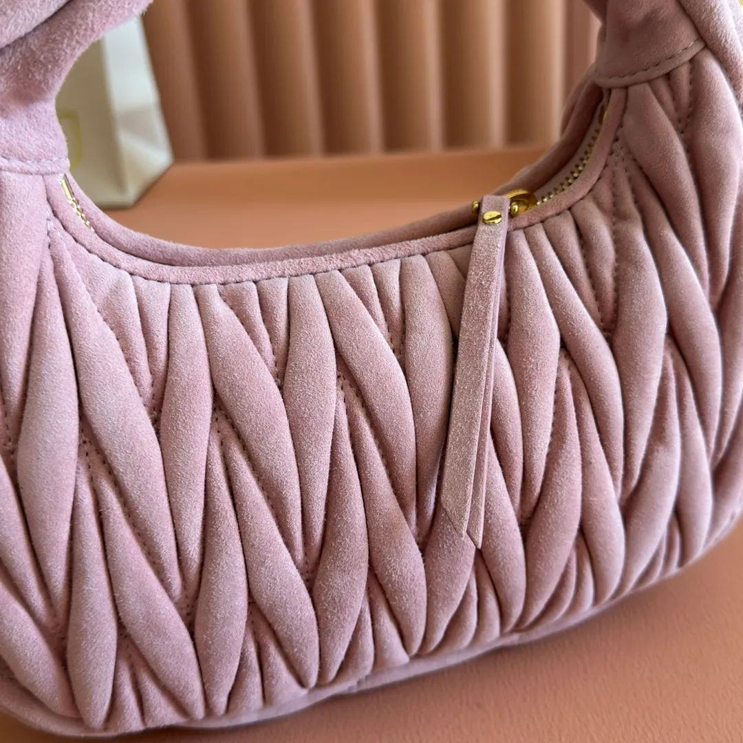 p1560💋💋💋【Premium hardware original leather】Wander Matelasse sheep leather Hobo handbag/crossbody bag ~ Wander handbag has become one of the classic accessories. This mini handbag is made of Matalasse sheep leather, using exquisite craftsmanship to create a three-dimensional effect, showing exquisite elegance. Presenting the Hobo bag style, blending retro style and modern elegance, it has become a new synonym for modern femininity. ～Golden hardware ～Zipper closure ～Metal lettering logo on the front ～Cotton satin lining Size: W20×H17×D6cm Number: _5BC125