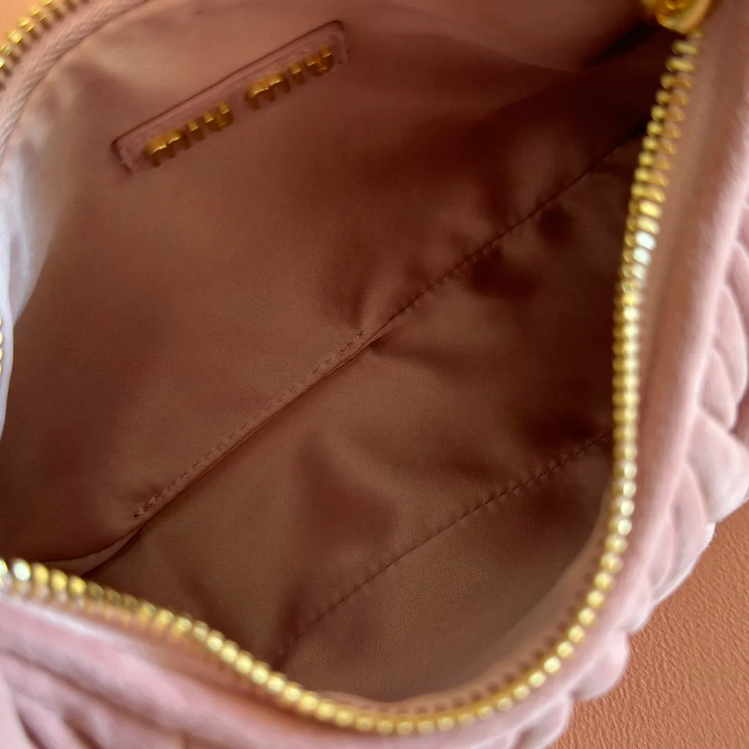 p1560💋💋💋【Premium hardware original leather】Wander Matelasse sheep leather Hobo handbag/crossbody bag ~ Wander handbag has become one of the classic accessories. This mini handbag is made of Matalasse sheep leather, using exquisite craftsmanship to create a three-dimensional effect, showing exquisite elegance. Presenting the Hobo bag style, blending retro style and modern elegance, it has become a new synonym for modern femininity. ～Golden hardware ～Zipper closure ～Metal lettering logo on the front ～Cotton satin lining Size: W20×H17×D6cm Number: _5BC125