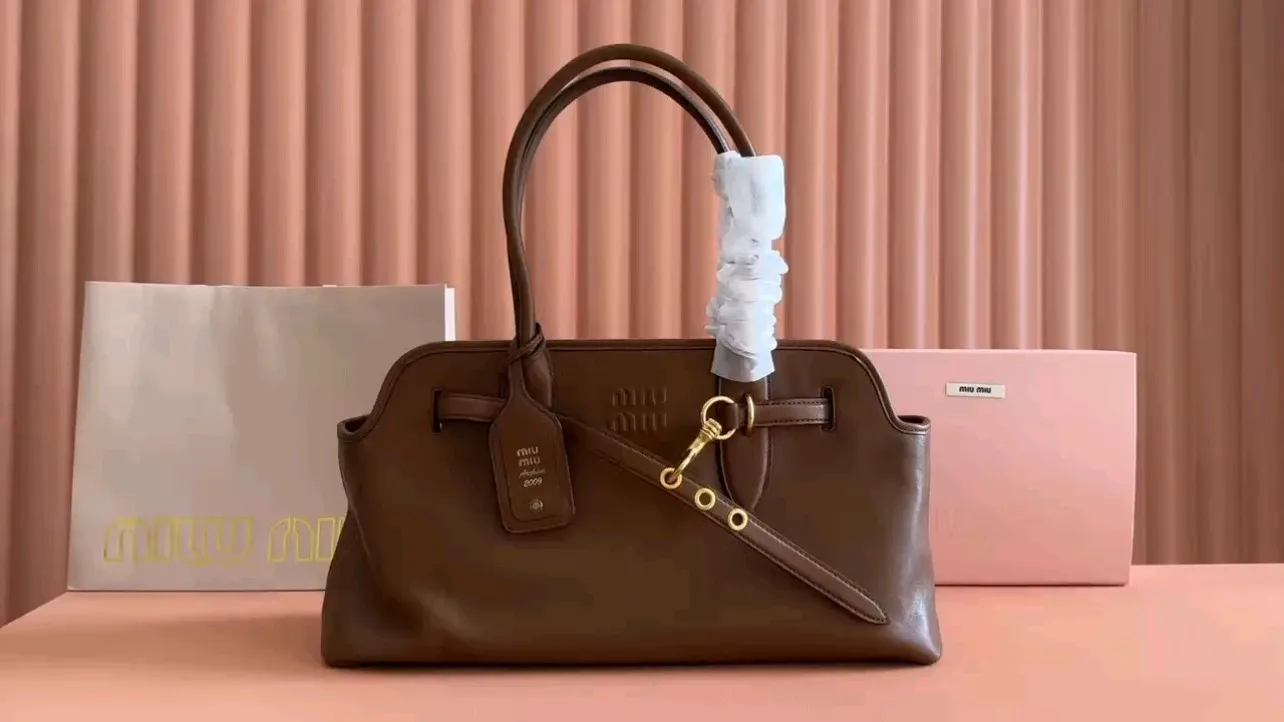 💕💕【New Product】Miu Home👉 MiuMiu new Aventure Nappa leather handbag, heather, brown, black/original leather shipped! 🐲Model: 5BG310. Combination short video