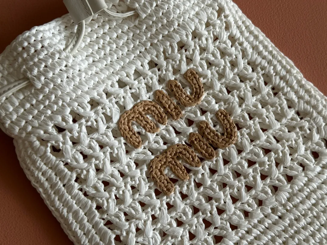 p1120💋💋💋【Full set of packaging at the counter】5ND016 new lucky bag woven bag, custom-made raffia imported from Japan, non-common PP grass on the market, the material is the same, the overall bag is small and exquisite, with leather shoulder strap for better practicality, it can be carried in the hand or under the armpit when going out in summer, size: 20 X 23 cm