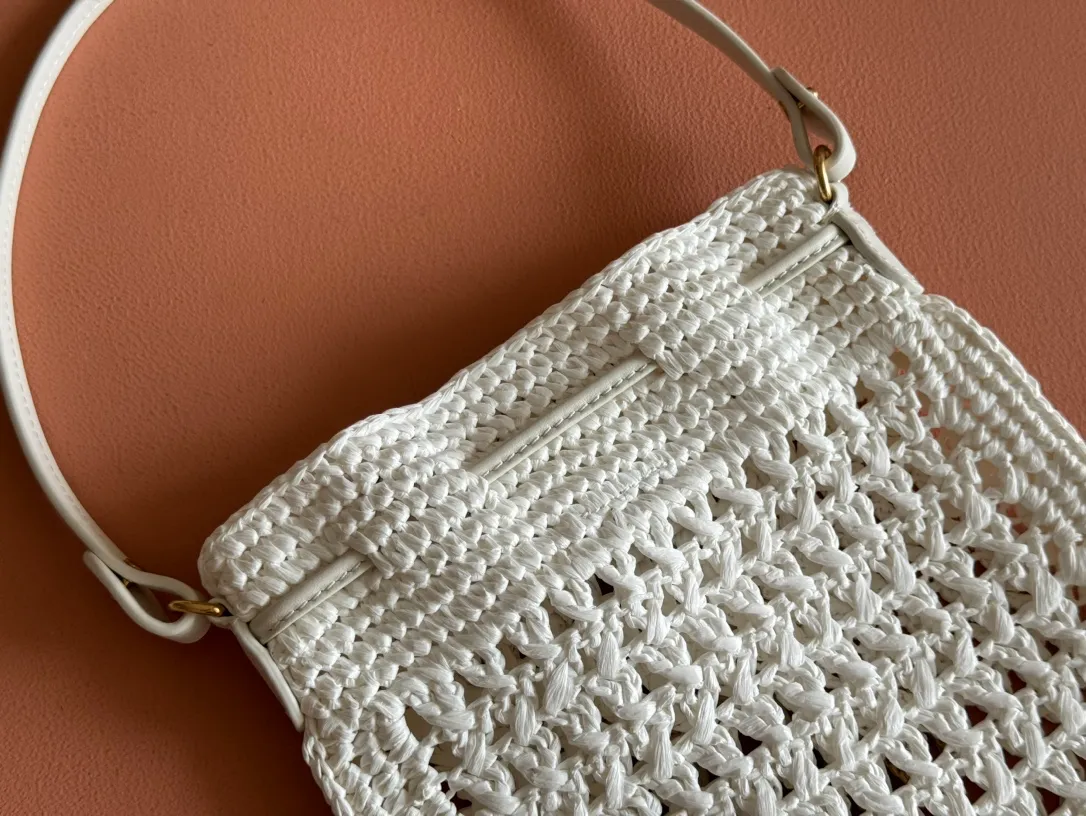 p1120💋💋💋【Full set of packaging at the counter】5ND016 new lucky bag woven bag, custom-made raffia imported from Japan, non-common PP grass on the market, the material is the same, the overall bag is small and exquisite, with leather shoulder strap for better practicality, it can be carried in the hand or under the armpit when going out in summer, size: 20 X 23 cm