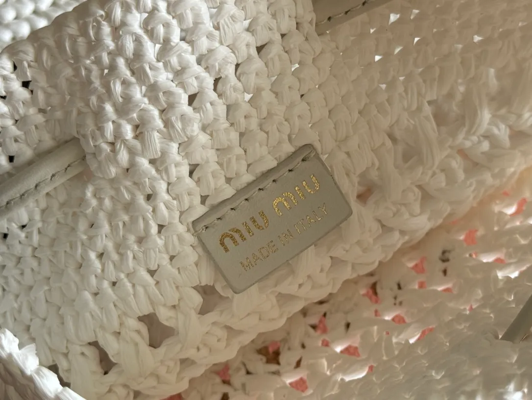 p1120💋💋💋【Full set of packaging at the counter】5ND016 new lucky bag woven bag, custom-made raffia imported from Japan, non-common PP grass on the market, the material is the same, the overall bag is small and exquisite, with leather shoulder strap for better practicality, it can be carried in the hand or under the armpit when going out in summer, size: 20 X 23 cm