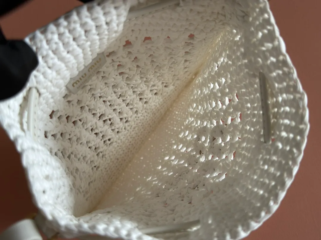 p1120💋💋💋【Full set of packaging at the counter】5ND016 new lucky bag woven bag, custom-made raffia imported from Japan, non-common PP grass on the market, the material is the same, the overall bag is small and exquisite, with leather shoulder strap for better practicality, it can be carried in the hand or under the armpit when going out in summer, size: 20 X 23 cm