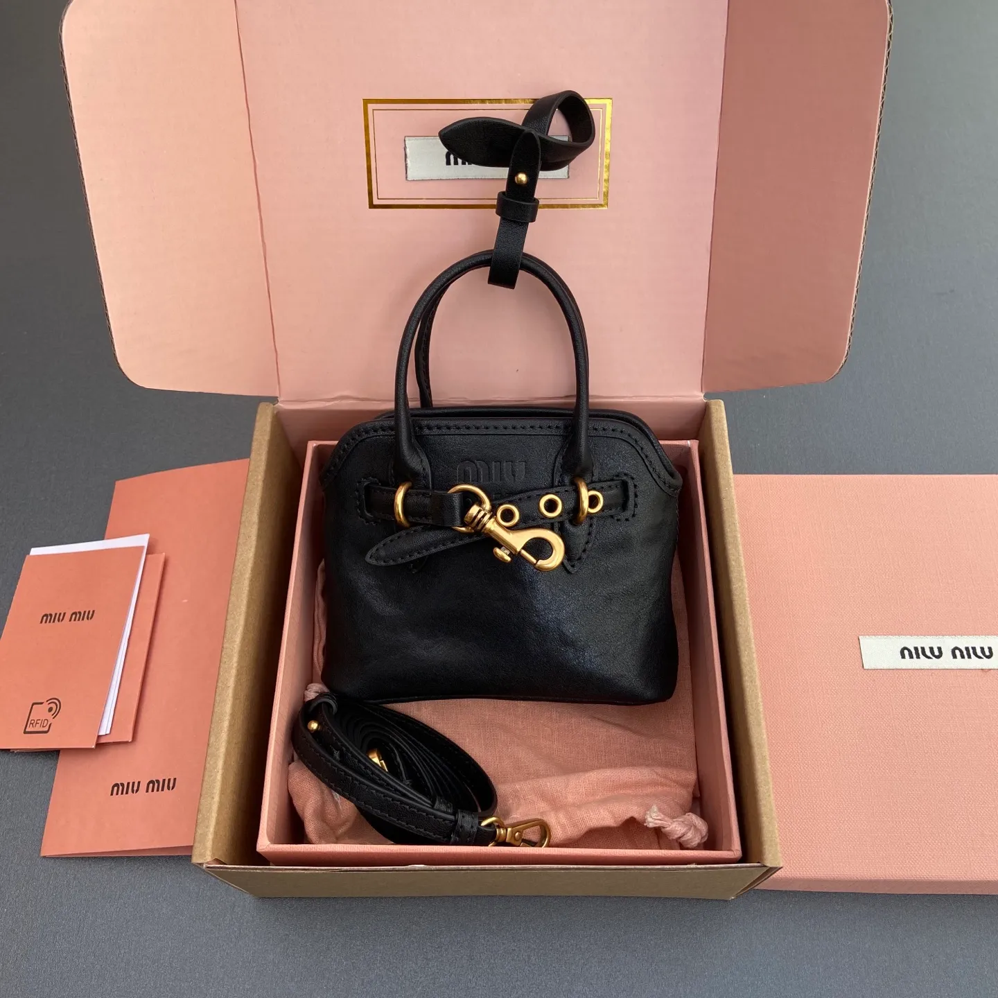 p920【Special grade hardware original leather】~Adventure Nappa sheepskin leather pendant/crossbody bag~Vegetable tanned leather black This pendant can be decorated with other accessories and has a unique style. Can be worn cross-body. Decorated with an embossed logo for an added signature touch. - Lace-up closure - Embossed letter logo - Lined Dimensions: w12.5×h10×5cm Number: _5BG037