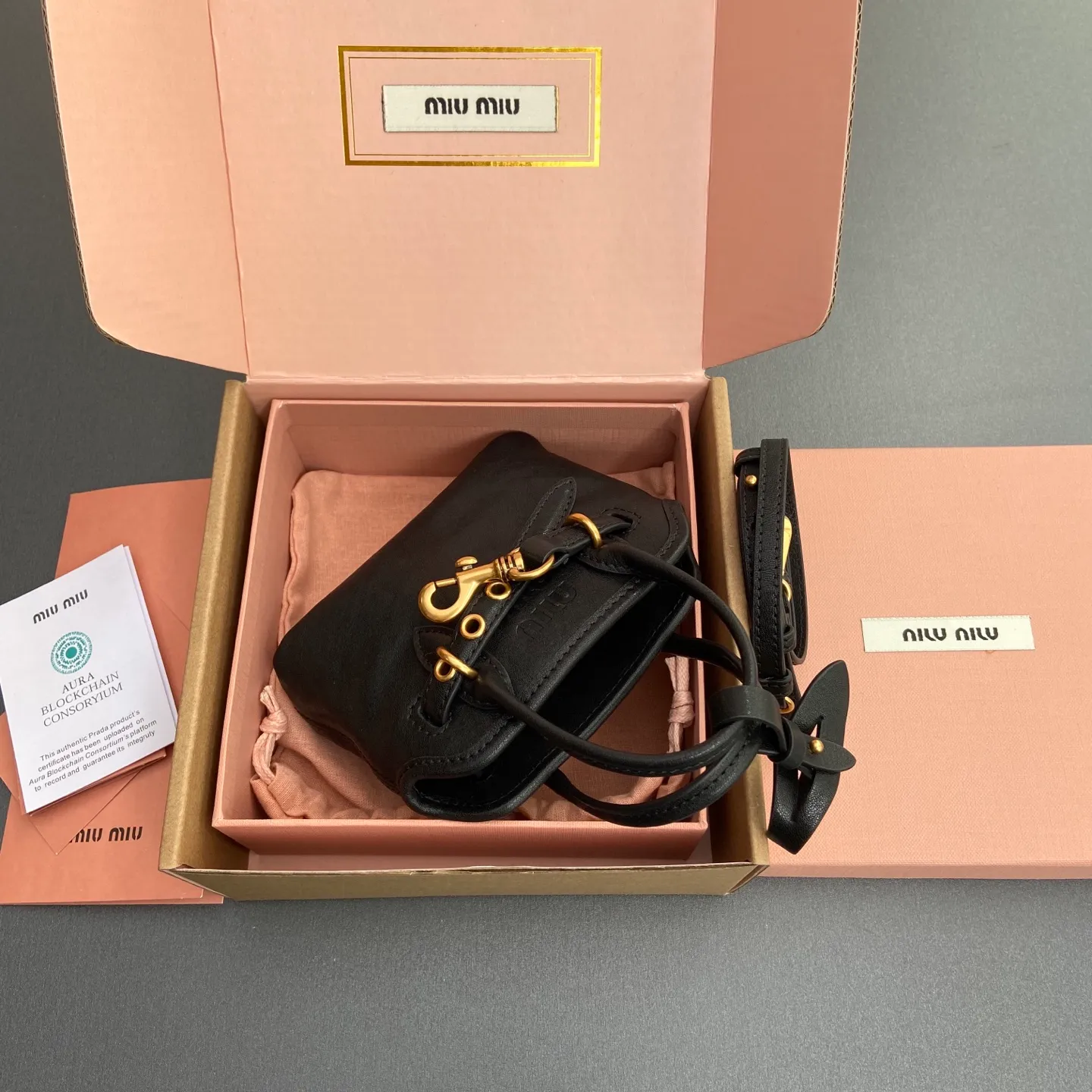 p920【Special grade hardware original leather】~Adventure Nappa sheepskin leather pendant/crossbody bag~Vegetable tanned leather black This pendant can be decorated with other accessories and has a unique style. Can be worn cross-body. Decorated with an embossed logo for an added signature touch. - Lace-up closure - Embossed letter logo - Lined Dimensions: w12.5×h10×5cm Number: _5BG037