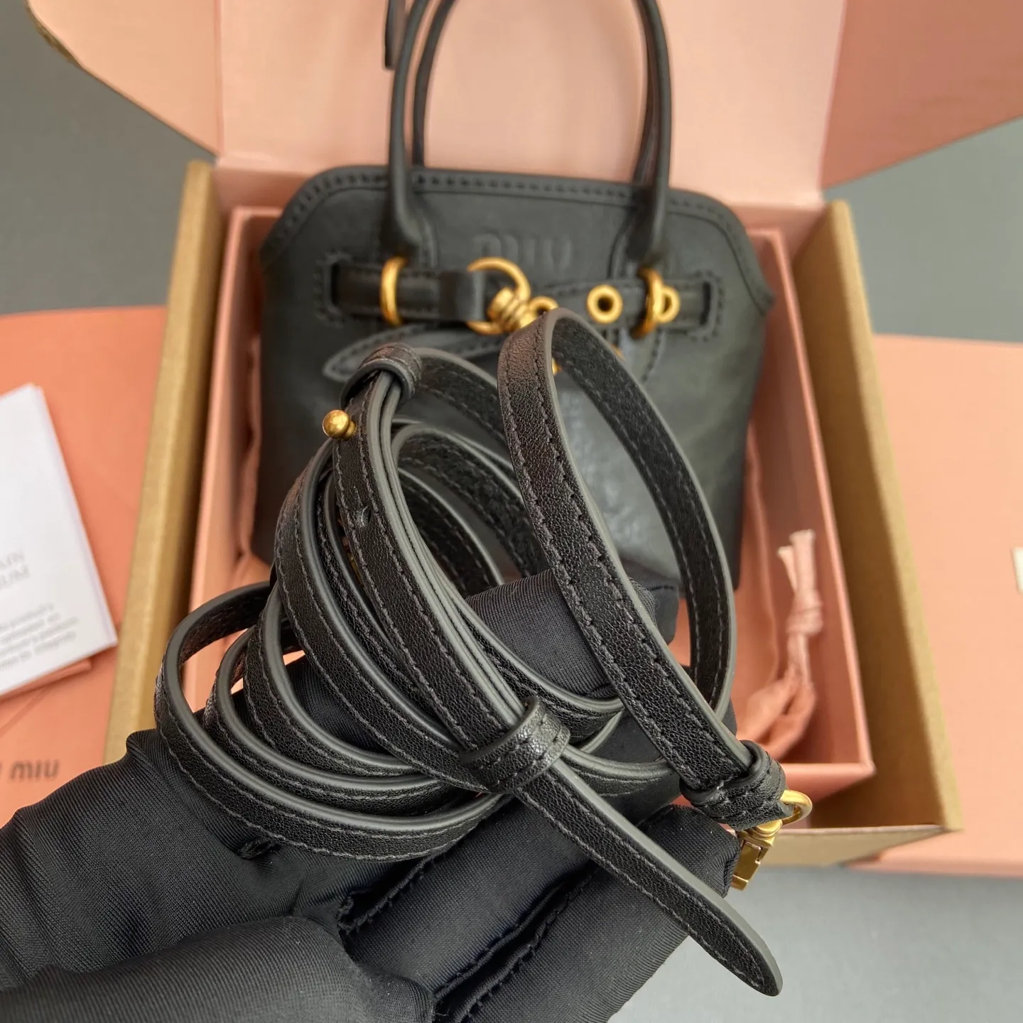 p920【Special grade hardware original leather】~Adventure Nappa sheepskin leather pendant/crossbody bag~Vegetable tanned leather black This pendant can be decorated with other accessories and has a unique style. Can be worn cross-body. Decorated with an embossed logo for an added signature touch. - Lace-up closure - Embossed letter logo - Lined Dimensions: w12.5×h10×5cm Number: _5BG037