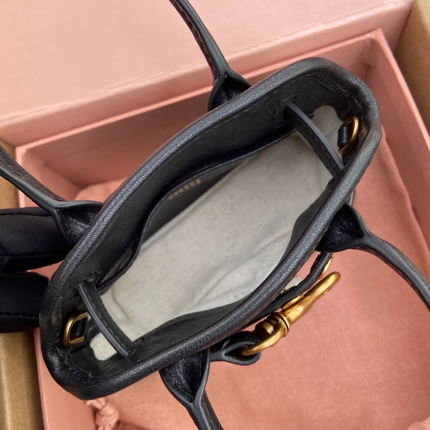 p920【Special grade hardware original leather】~Adventure Nappa sheepskin leather pendant/crossbody bag~Vegetable tanned leather black This pendant can be decorated with other accessories and has a unique style. Can be worn cross-body. Decorated with an embossed logo for an added signature touch. - Lace-up closure - Embossed letter logo - Lined Dimensions: w12.5×h10×5cm Number: _5BG037