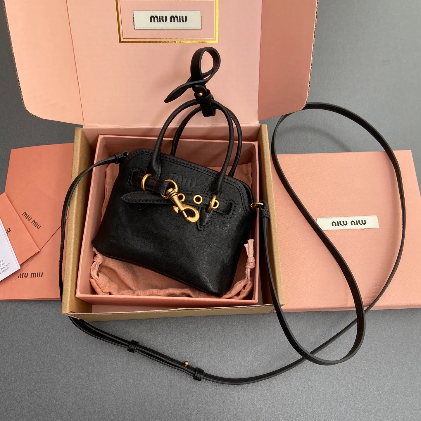 p920【Special grade hardware original leather】~Adventure Nappa sheepskin leather pendant/crossbody bag~Vegetable tanned leather black This pendant can be decorated with other accessories and has a unique style. Can be worn cross-body. Decorated with an embossed logo for an added signature touch. - Lace-up closure - Embossed letter logo - Lined Dimensions: w12.5×h10×5cm Number: _5BG037