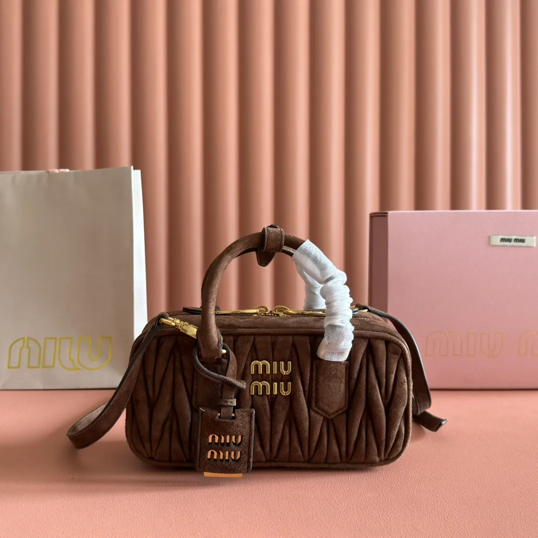 p1700💋💋💋【Configuring full counter package】MIU MIU Miu Miu wrinkled nubuck leather Miu Miu women's Arcadia cowhide handbag crossbody bag👝The lightweight padding design makes the handbag look fuller and shows a cosmopolitan style. The letter logo, which echoes the finish of the metal hardware, straddles the line between function and decoration, giving this handbag a unique aesthetic and classic feel. Size: 22✖️10.5✖️7.5cm Style number: 5bb142