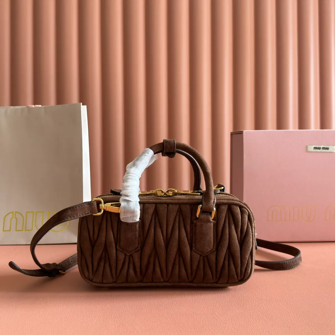 p1700💋💋💋【Configuring full counter package】MIU MIU Miu Miu wrinkled nubuck leather Miu Miu women's Arcadia cowhide handbag crossbody bag👝The lightweight padding design makes the handbag look fuller and shows a cosmopolitan style. The letter logo, which echoes the finish of the metal hardware, straddles the line between function and decoration, giving this handbag a unique aesthetic and classic feel. Size: 22✖️10.5✖️7.5cm Style number: 5bb142