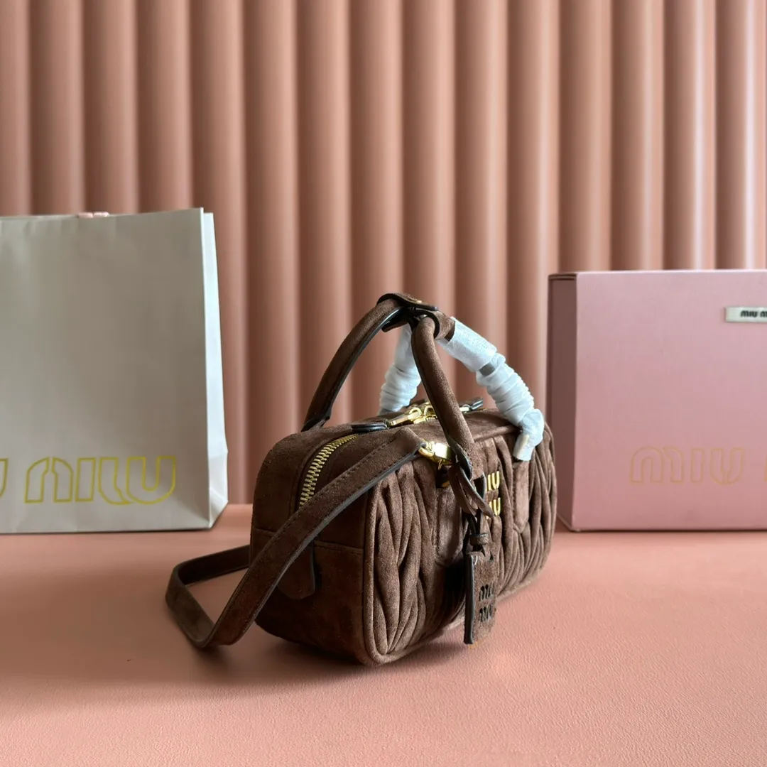 p1700💋💋💋【Configuring full counter package】MIU MIU Miu Miu wrinkled nubuck leather Miu Miu women's Arcadia cowhide handbag crossbody bag👝The lightweight padding design makes the handbag look fuller and shows a cosmopolitan style. The letter logo, which echoes the finish of the metal hardware, straddles the line between function and decoration, giving this handbag a unique aesthetic and classic feel. Size: 22✖️10.5✖️7.5cm Style number: 5bb142