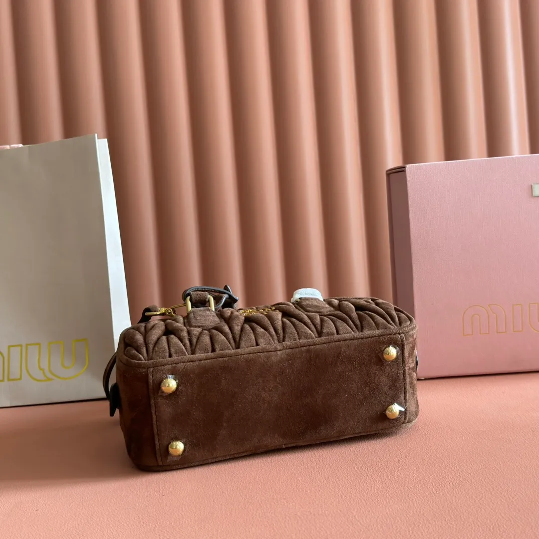 p1700💋💋💋【Configuring full counter package】MIU MIU Miu Miu wrinkled nubuck leather Miu Miu women's Arcadia cowhide handbag crossbody bag👝The lightweight padding design makes the handbag look fuller and shows a cosmopolitan style. The letter logo, which echoes the finish of the metal hardware, straddles the line between function and decoration, giving this handbag a unique aesthetic and classic feel. Size: 22✖️10.5✖️7.5cm Style number: 5bb142