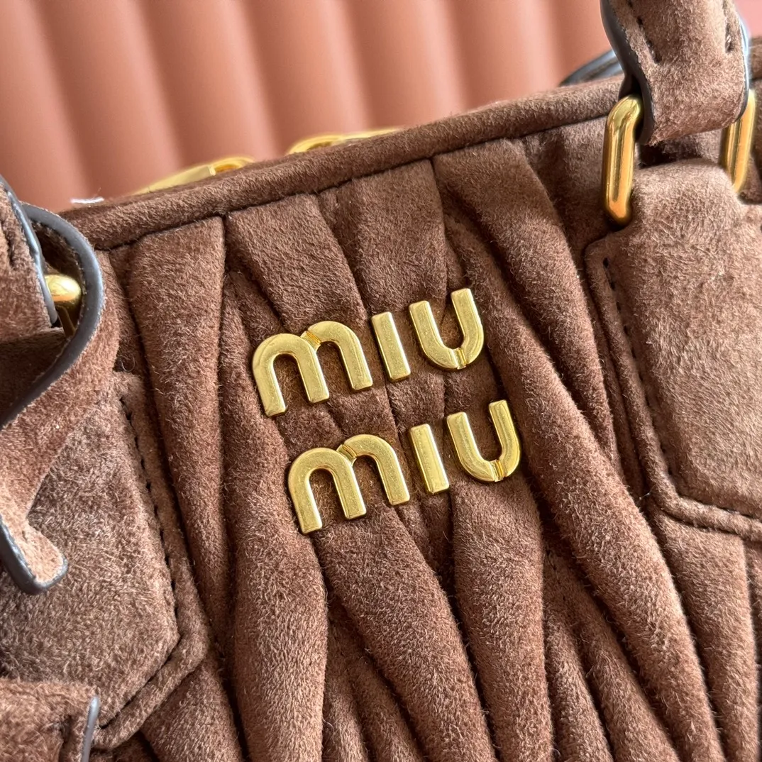 p1700💋💋💋【Configuring full counter package】MIU MIU Miu Miu wrinkled nubuck leather Miu Miu women's Arcadia cowhide handbag crossbody bag👝The lightweight padding design makes the handbag look fuller and shows a cosmopolitan style. The letter logo, which echoes the finish of the metal hardware, straddles the line between function and decoration, giving this handbag a unique aesthetic and classic feel. Size: 22✖️10.5✖️7.5cm Style number: 5bb142