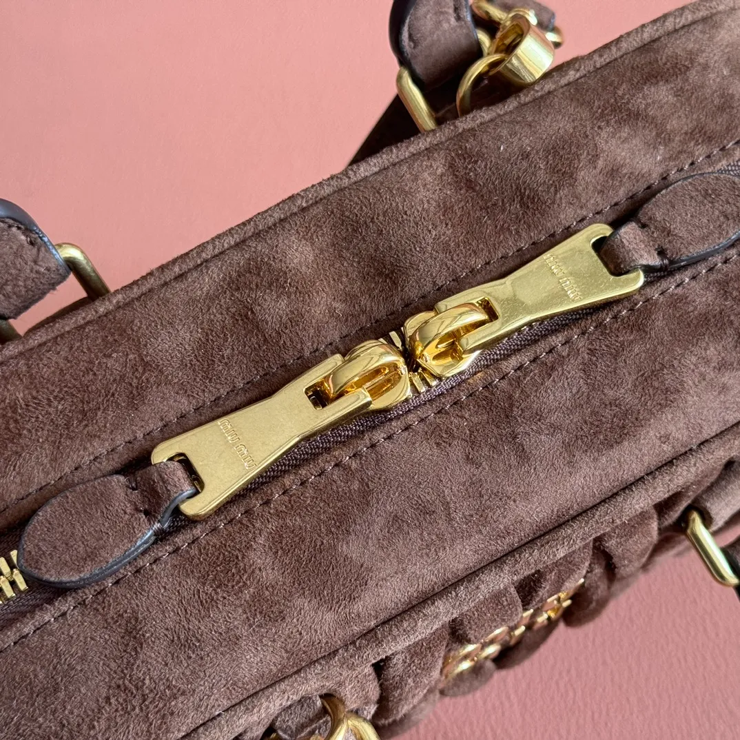 p1700💋💋💋【Configuring full counter package】MIU MIU Miu Miu wrinkled nubuck leather Miu Miu women's Arcadia cowhide handbag crossbody bag👝The lightweight padding design makes the handbag look fuller and shows a cosmopolitan style. The letter logo, which echoes the finish of the metal hardware, straddles the line between function and decoration, giving this handbag a unique aesthetic and classic feel. Size: 22✖️10.5✖️7.5cm Style number: 5bb142