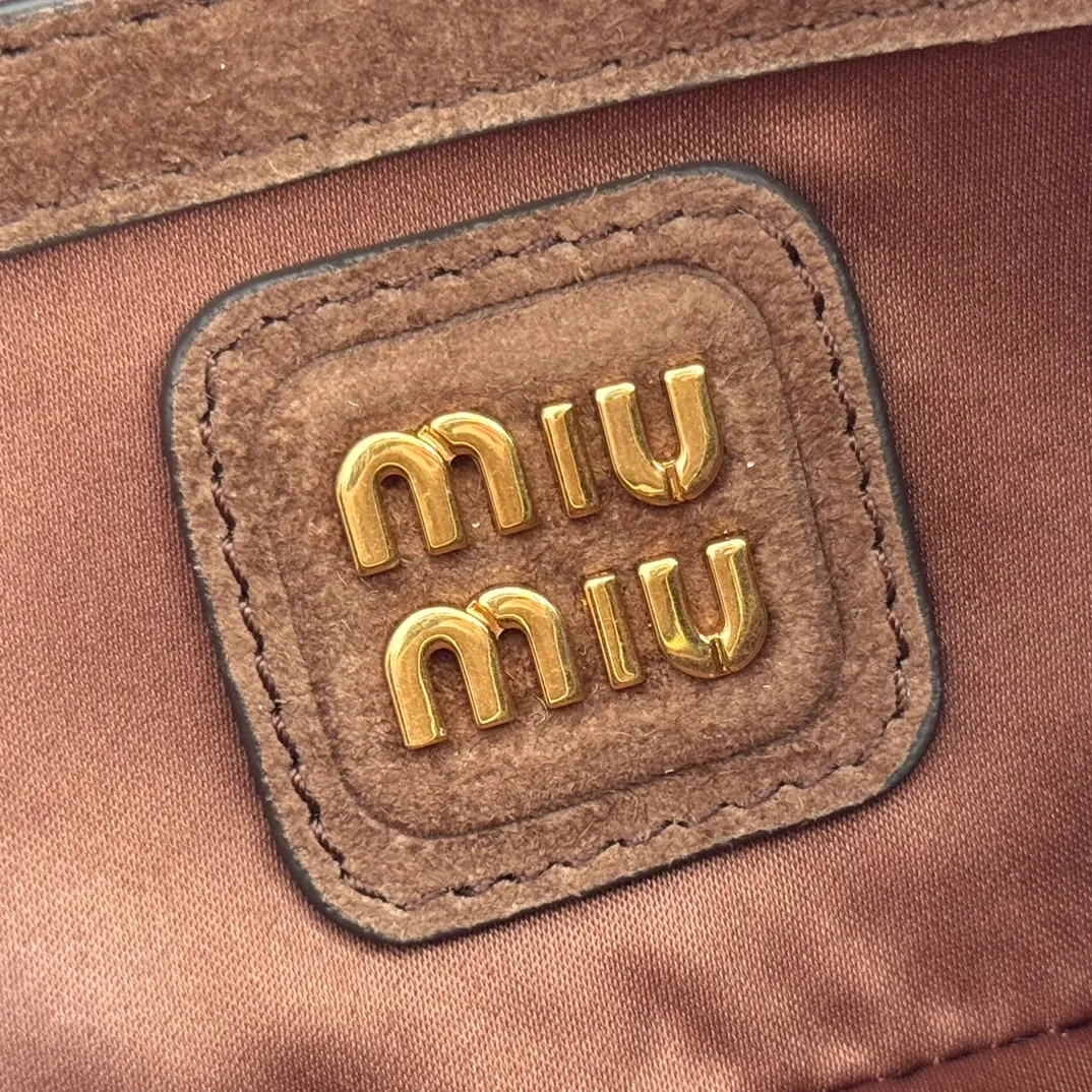 p1700💋💋💋【Configuring full counter package】MIU MIU Miu Miu wrinkled nubuck leather Miu Miu women's Arcadia cowhide handbag crossbody bag👝The lightweight padding design makes the handbag look fuller and shows a cosmopolitan style. The letter logo, which echoes the finish of the metal hardware, straddles the line between function and decoration, giving this handbag a unique aesthetic and classic feel. Size: 22✖️10.5✖️7.5cm Style number: 5bb142