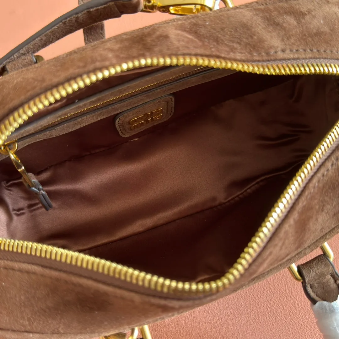 p1700💋💋💋【Configuring full counter package】MIU MIU Miu Miu wrinkled nubuck leather Miu Miu women's Arcadia cowhide handbag crossbody bag👝The lightweight padding design makes the handbag look fuller and shows a cosmopolitan style. The letter logo, which echoes the finish of the metal hardware, straddles the line between function and decoration, giving this handbag a unique aesthetic and classic feel. Size: 22✖️10.5✖️7.5cm Style number: 5bb142