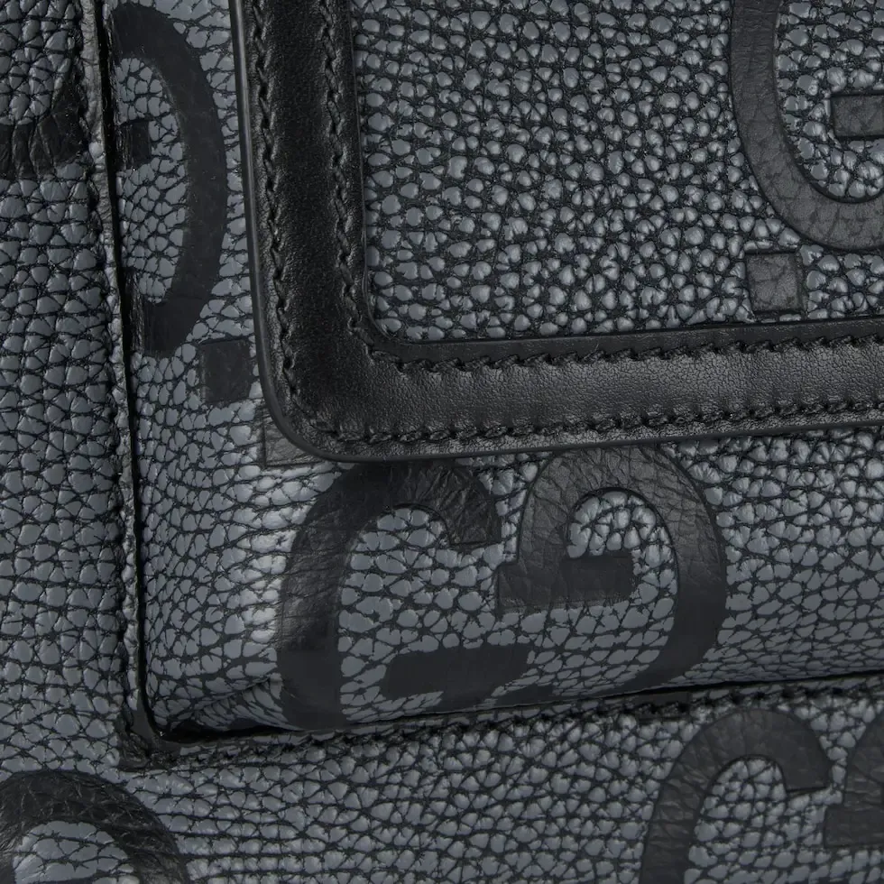 p1180. 💕"With full set of original counter packaging" 💕[New Product] The 2025 early spring series continues the super double G design, with ingenuity and new grain texture. As a new interpretation of the initials of Mr. Guccio Gucci, the double G pattern is presented in an oversized size to create an enduring charm of the brand logo. This gray and black belt bag is crafted from classic calf leather and features a front pocket and an adjustable belt. Gray and black Super Double G grained cow leather Black cow leather trim Cotton and linen blend lining Front magnetic pocket Zip closure Adjustable waistband Model: 645093. Dimensions: 28cm (width) x 18cm (height) x 8cm (depth) Weight: about 0.56kg Color: gray lychee/original leather. Made in Italy