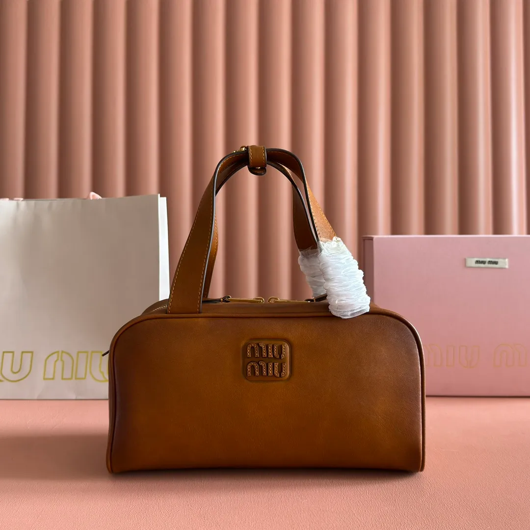p1500💋💋💋【Original leather configuration counter complete package】Cow leather medium handbag No.: 5BB182_2IEO_F0041_V_M00 Compact and versatile, this new interpretation of the handbag features a flat handle, an elegant logo on the front and the subtle sheen of soft cow leather, embodying the refined spirit of Miu Miu. ●With handles ●Gold hardware ·Zipper closure ·Lined, double zip pockets ●Front engraved logo Width: 28 cm, Height: 15 cm, Length: 13 cm