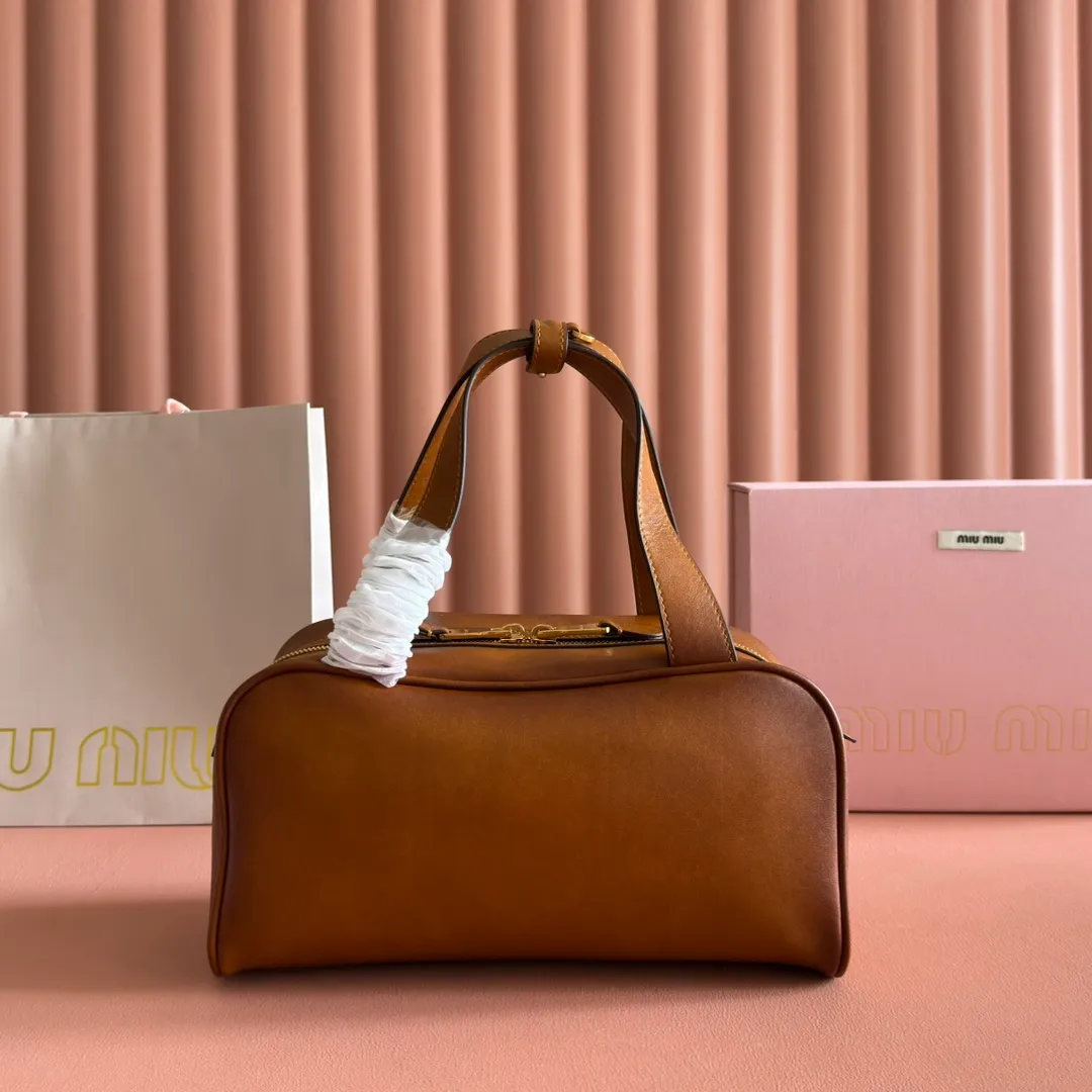 p1500💋💋💋【Original leather configuration counter complete package】Cow leather medium handbag No.: 5BB182_2IEO_F0041_V_M00 Compact and versatile, this new interpretation of the handbag features a flat handle, an elegant logo on the front and the subtle sheen of soft cow leather, embodying the refined spirit of Miu Miu. ●With handles ●Gold hardware ·Zipper closure ·Lined, double zip pockets ●Front engraved logo Width: 28 cm, Height: 15 cm, Length: 13 cm