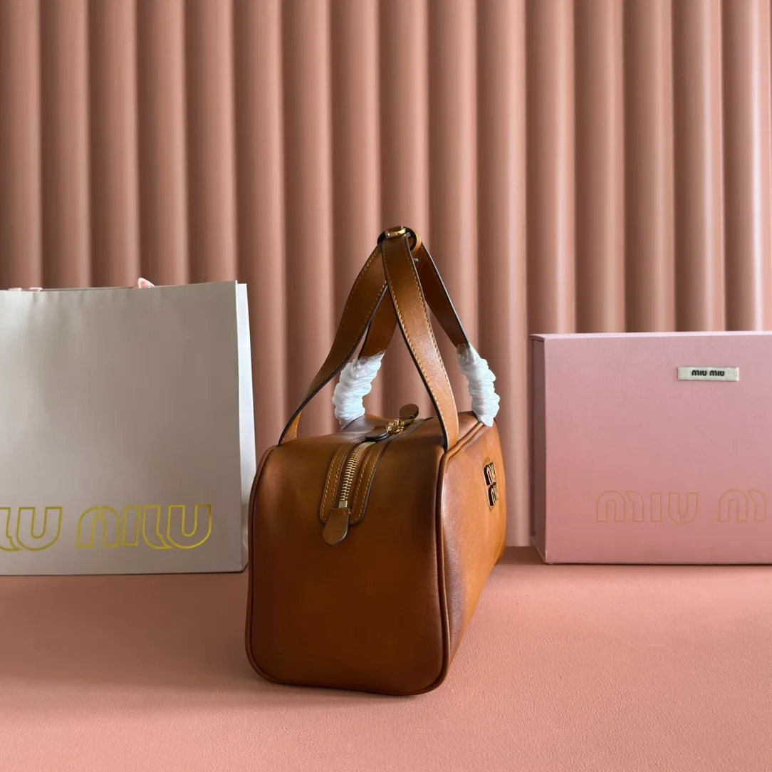 p1500💋💋💋【Original leather configuration counter complete package】Cow leather medium handbag No.: 5BB182_2IEO_F0041_V_M00 Compact and versatile, this new interpretation of the handbag features a flat handle, an elegant logo on the front and the subtle sheen of soft cow leather, embodying the refined spirit of Miu Miu. ●With handles ●Gold hardware ·Zipper closure ·Lined, double zip pockets ●Front engraved logo Width: 28 cm, Height: 15 cm, Length: 13 cm