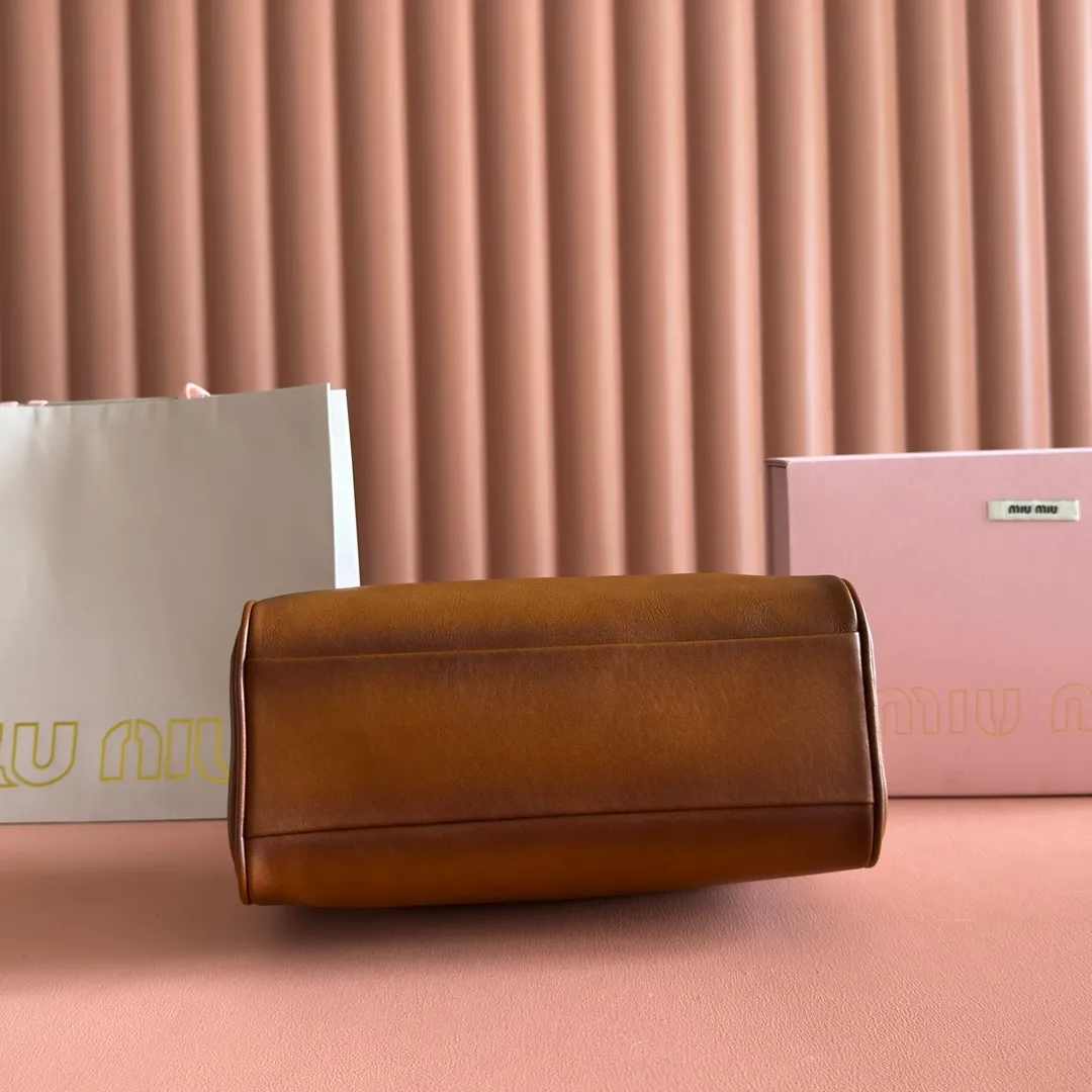 p1500💋💋💋【Original leather configuration counter complete package】Cow leather medium handbag No.: 5BB182_2IEO_F0041_V_M00 Compact and versatile, this new interpretation of the handbag features a flat handle, an elegant logo on the front and the subtle sheen of soft cow leather, embodying the refined spirit of Miu Miu. ●With handles ●Gold hardware ·Zipper closure ·Lined, double zip pockets ●Front engraved logo Width: 28 cm, Height: 15 cm, Length: 13 cm