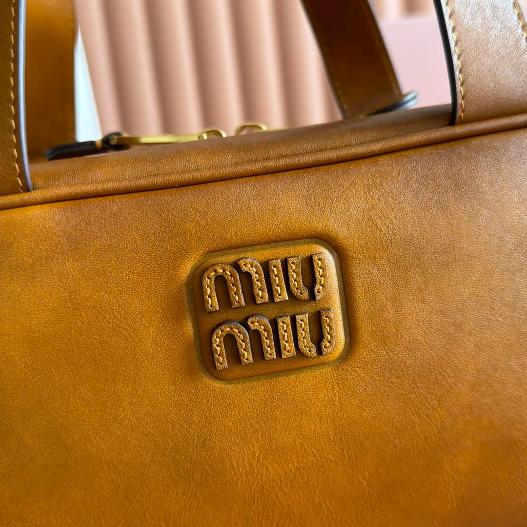 p1500💋💋💋【Original leather configuration counter complete package】Cow leather medium handbag No.: 5BB182_2IEO_F0041_V_M00 Compact and versatile, this new interpretation of the handbag features a flat handle, an elegant logo on the front and the subtle sheen of soft cow leather, embodying the refined spirit of Miu Miu. ●With handles ●Gold hardware ·Zipper closure ·Lined, double zip pockets ●Front engraved logo Width: 28 cm, Height: 15 cm, Length: 13 cm