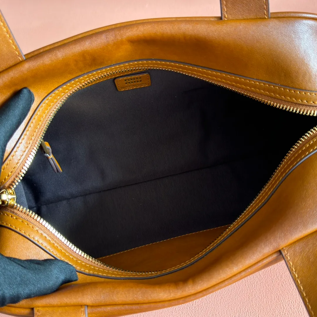 p1500💋💋💋【Original leather configuration counter complete package】Cow leather medium handbag No.: 5BB182_2IEO_F0041_V_M00 Compact and versatile, this new interpretation of the handbag features a flat handle, an elegant logo on the front and the subtle sheen of soft cow leather, embodying the refined spirit of Miu Miu. ●With handles ●Gold hardware ·Zipper closure ·Lined, double zip pockets ●Front engraved logo Width: 28 cm, Height: 15 cm, Length: 13 cm