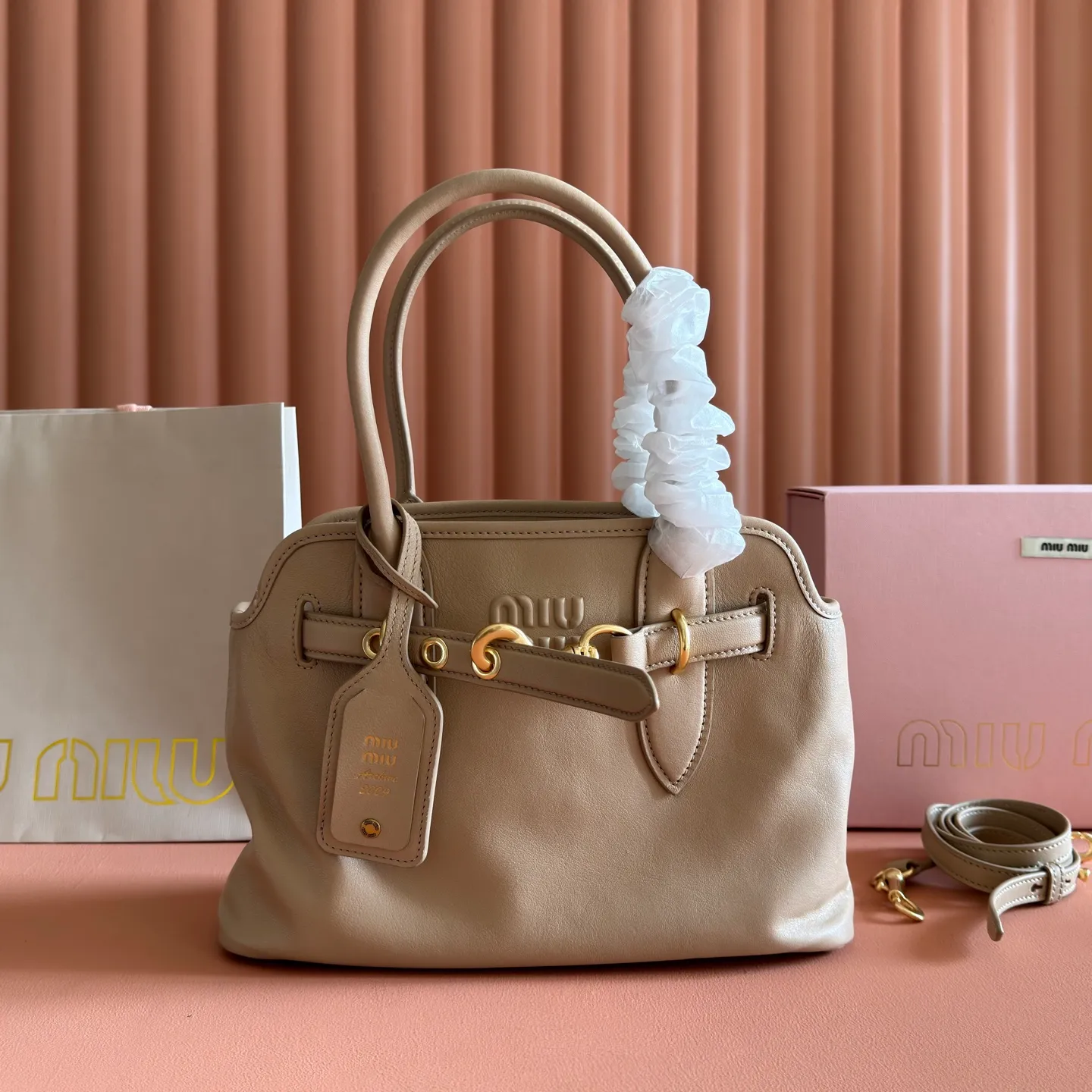 p1700💋💋💋【Configured with full counter packaging】Aventure bags show simple and casual charm. Reinterpreting classic lines, this soft Nappa variant displays a versatile and practical attitude, enhanced by refined and exclusive details. The adventure nappa leather handbag is inspired by the MIU archive design. The structure has been adjusted to make it lighter and has a new personality. It is decorated with an embossed letter logo to add a signature element. Antique gold hardware, linen blend lining, zipper pocket and patch pocket, long wrist suitable for use as a handbag or shoulder, 5ba292 size 22X 30X10cm