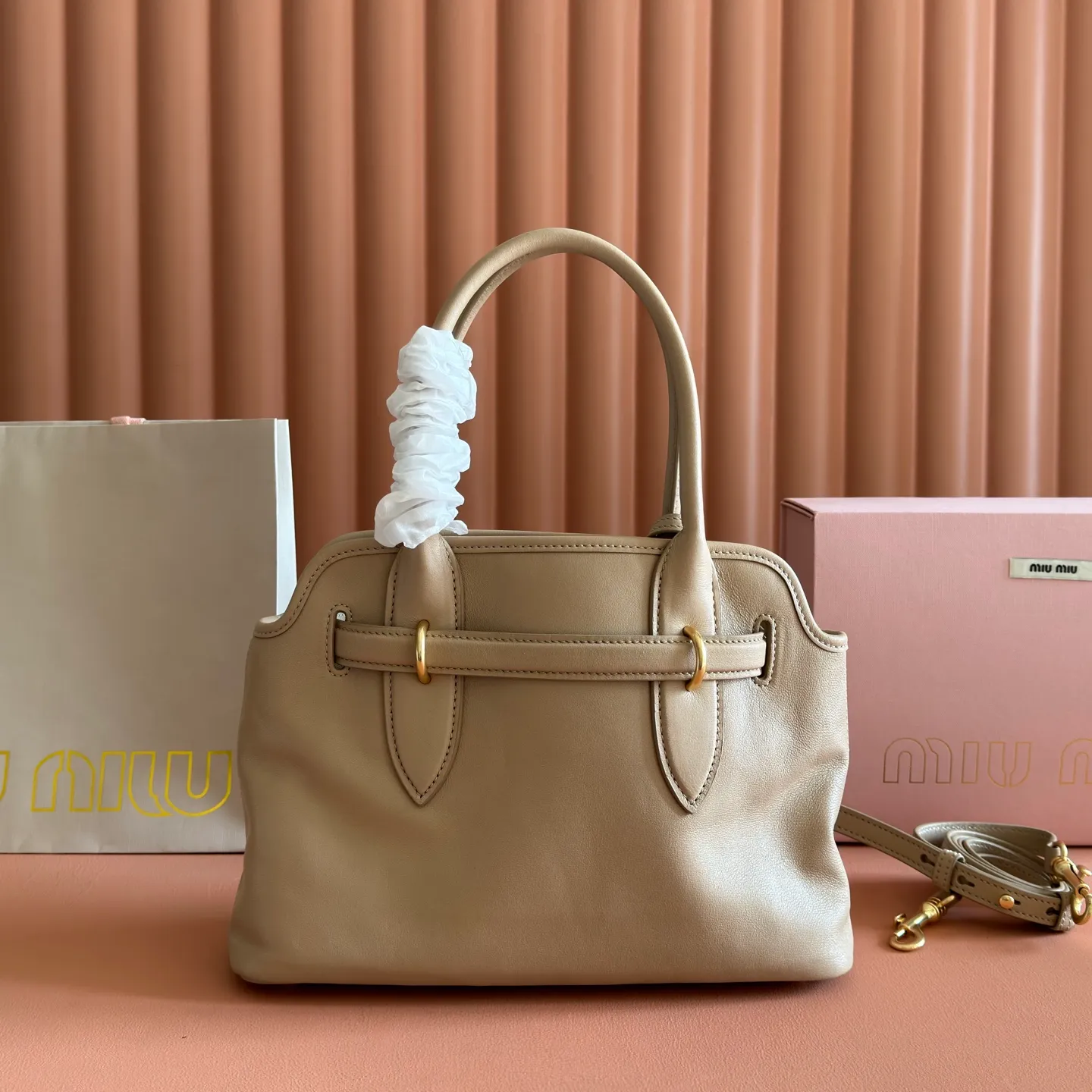 p1700💋💋💋【Configured with full counter packaging】Aventure bags show simple and casual charm. Reinterpreting classic lines, this soft Nappa variant displays a versatile and practical attitude, enhanced by refined and exclusive details. The adventure nappa leather handbag is inspired by the MIU archive design. The structure has been adjusted to make it lighter and has a new personality. It is decorated with an embossed letter logo to add a signature element. Antique gold hardware, linen blend lining, zipper pocket and patch pocket, long wrist suitable for use as a handbag or shoulder, 5ba292 size 22X 30X10cm