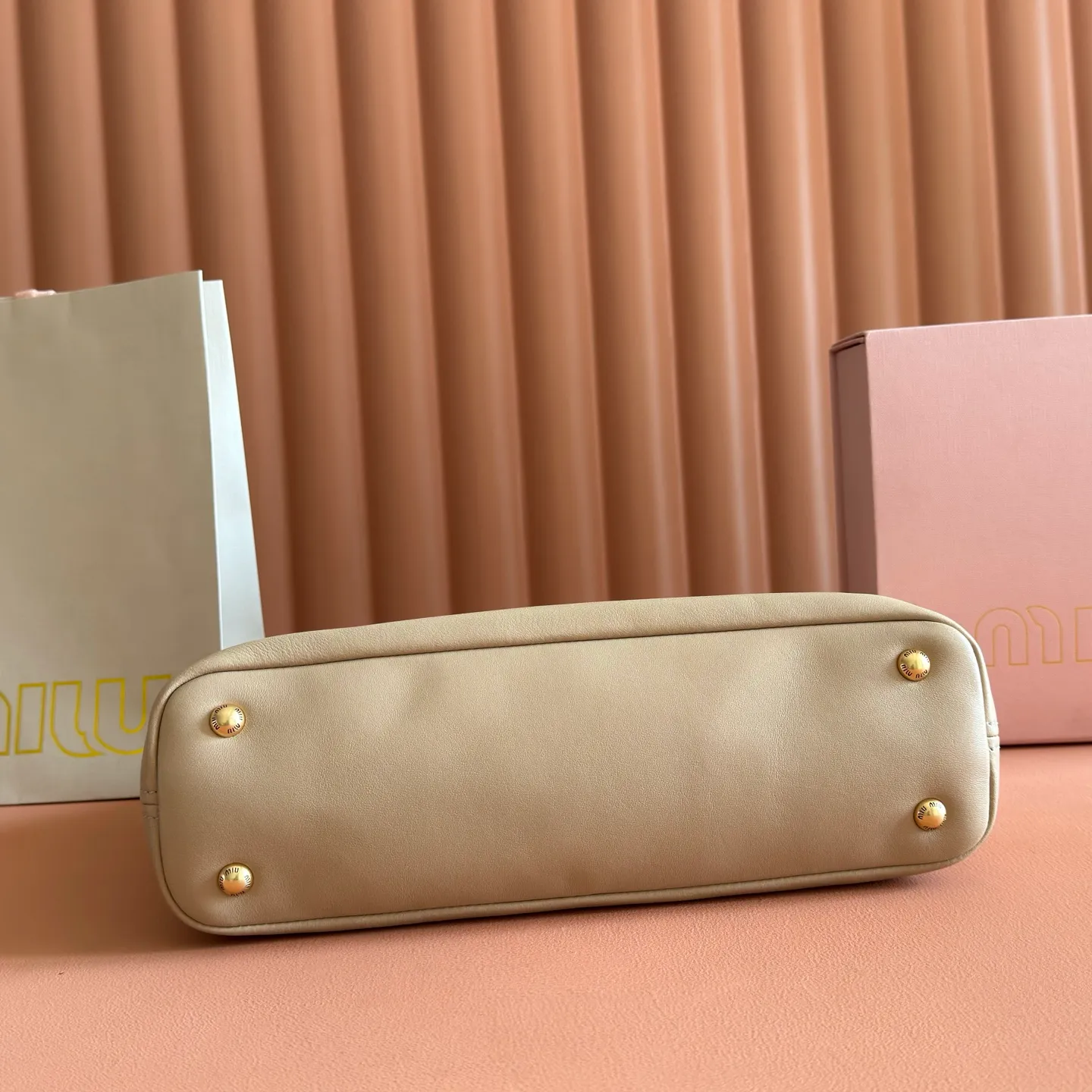 p1700💋💋💋【Configured with full counter packaging】Aventure bags show simple and casual charm. Reinterpreting classic lines, this soft Nappa variant displays a versatile and practical attitude, enhanced by refined and exclusive details. The adventure nappa leather handbag is inspired by the MIU archive design. The structure has been adjusted to make it lighter and has a new personality. It is decorated with an embossed letter logo to add a signature element. Antique gold hardware, linen blend lining, zipper pocket and patch pocket, long wrist suitable for use as a handbag or shoulder, 5ba292 size 22X 30X10cm