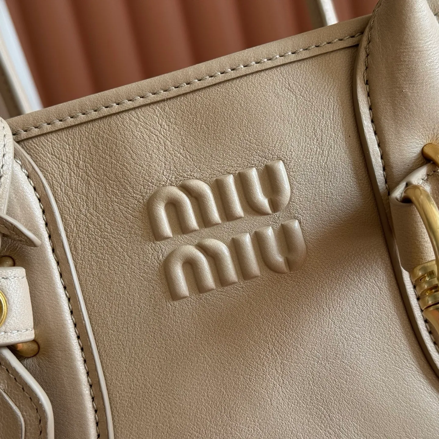 p1700💋💋💋【Configured with full counter packaging】Aventure bags show simple and casual charm. Reinterpreting classic lines, this soft Nappa variant displays a versatile and practical attitude, enhanced by refined and exclusive details. The adventure nappa leather handbag is inspired by the MIU archive design. The structure has been adjusted to make it lighter and has a new personality. It is decorated with an embossed letter logo to add a signature element. Antique gold hardware, linen blend lining, zipper pocket and patch pocket, long wrist suitable for use as a handbag or shoulder, 5ba292 size 22X 30X10cm