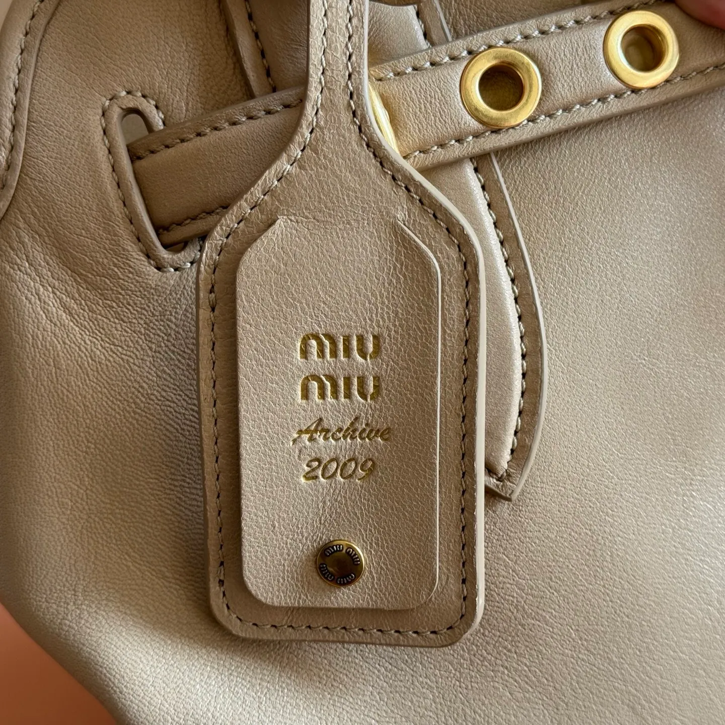 p1700💋💋💋【Configured with full counter packaging】Aventure bags show simple and casual charm. Reinterpreting classic lines, this soft Nappa variant displays a versatile and practical attitude, enhanced by refined and exclusive details. The adventure nappa leather handbag is inspired by the MIU archive design. The structure has been adjusted to make it lighter and has a new personality. It is decorated with an embossed letter logo to add a signature element. Antique gold hardware, linen blend lining, zipper pocket and patch pocket, long wrist suitable for use as a handbag or shoulder, 5ba292 size 22X 30X10cm