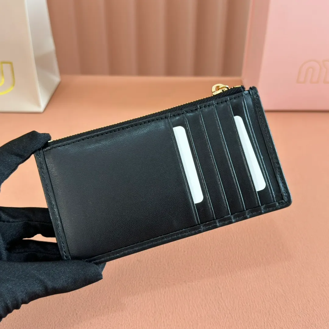 p520. 💋💋💋【Full set of packaging at the counter】🔥 MM💗pocket wallet💗The latest version of the card holder, model: 5MB006g🔥🆕🆕💃💃Top imported lambskin material🐮👋Matelasse pattern, zipper closure, miu logo hot stamping inside 💞Six card slots on the back, 💅💅 size: 8X15.